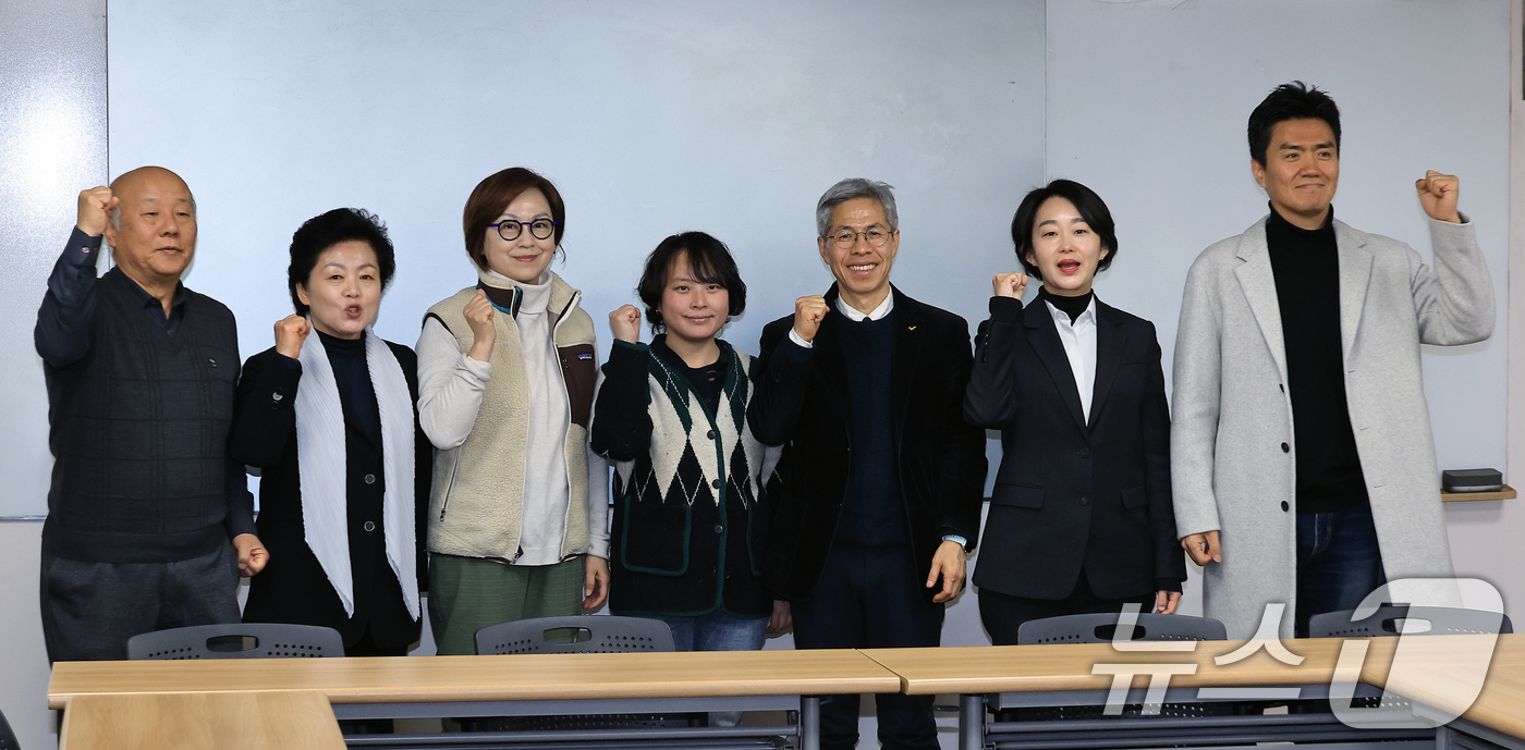 (서울=뉴스1) 박정호 기자 = 윤석열 즉각 퇴진·사회대개혁 비상행동 박석운 공동대표 등이 14일 오전 서울 중구 정동 전국민주노동조합총연맹에서 김재연 진보당 상임대표와 이상현 녹 …