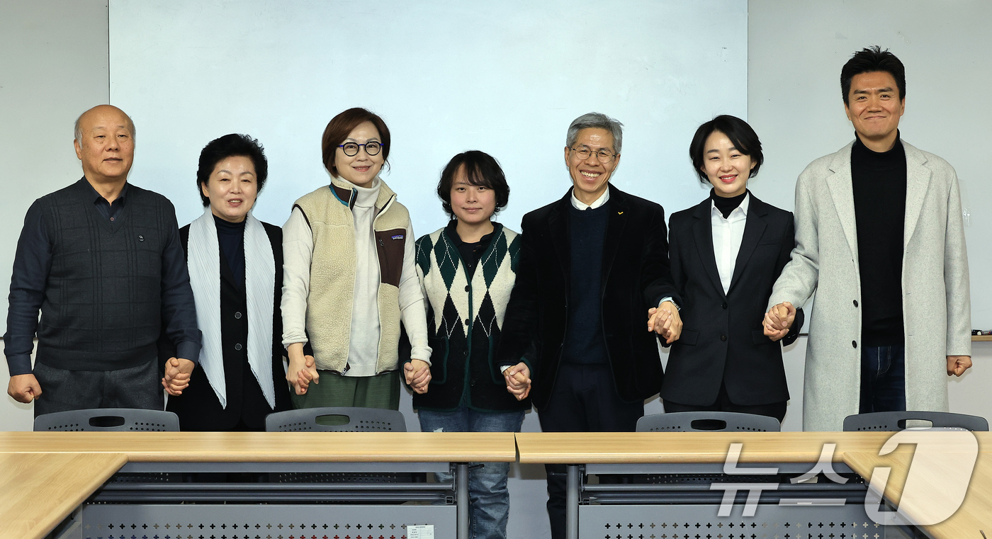 (서울=뉴스1) 박정호 기자 = 윤석열 즉각 퇴진·사회대개혁 비상행동 박석운 공동대표 등이 14일 오전 서울 중구 정동 전국민주노동조합총연맹에서 김재연 진보당 상임대표와 이상현 녹 …