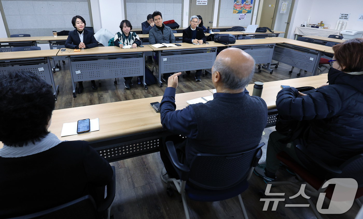 (서울=뉴스1) 박정호 기자 = 윤석열 즉각 퇴진·사회대개혁 비상행동 박석운 공동대표 등이 14일 오전 서울 중구 정동 전국민주노동조합총연맹에서 김재연 진보당 상임대표와 이상현 녹 …