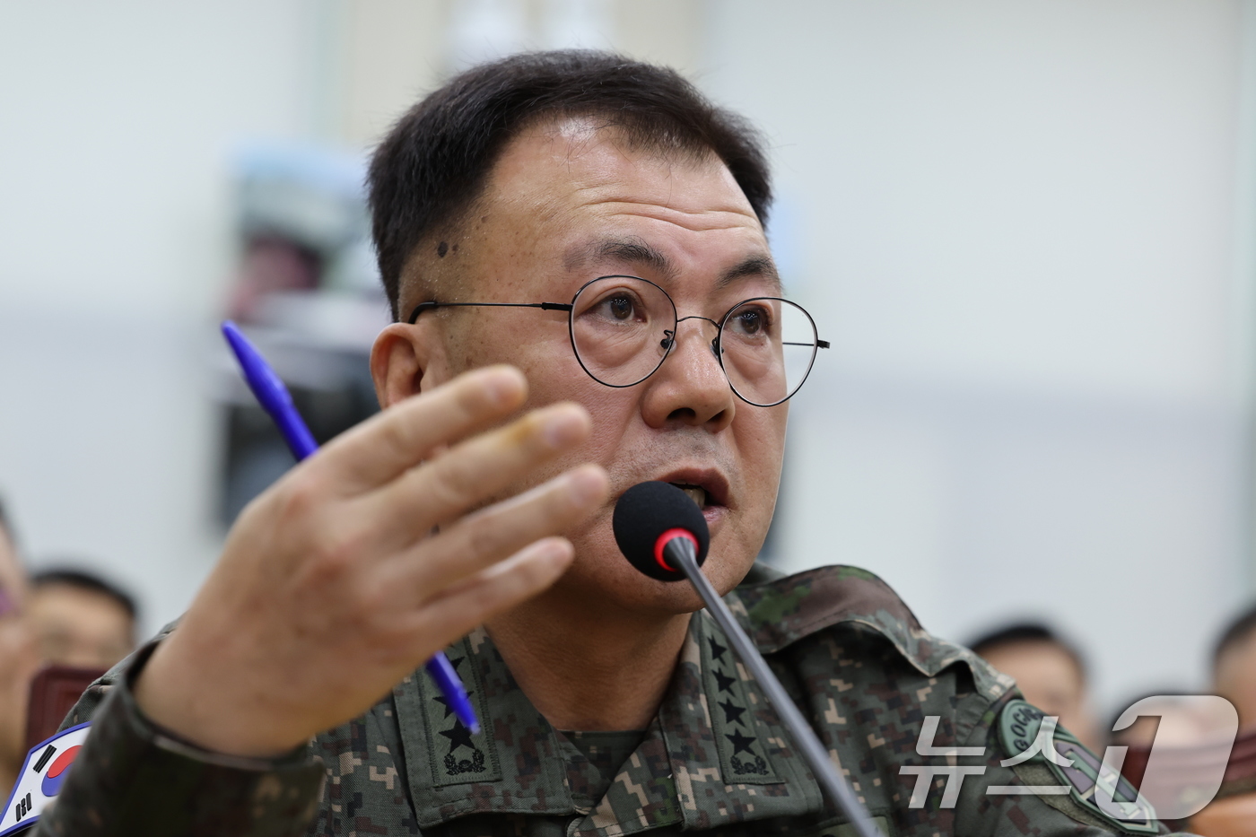 (서울=뉴스1) 이재명 기자 = 강호필 육군 지상작전사령관이 14일 오전 서울 여의도 국회에서 열린 윤석열 정부의 비상계엄 선포를 통한 내란 혐의 진상규명 국정조사특별위원회에서 의 …