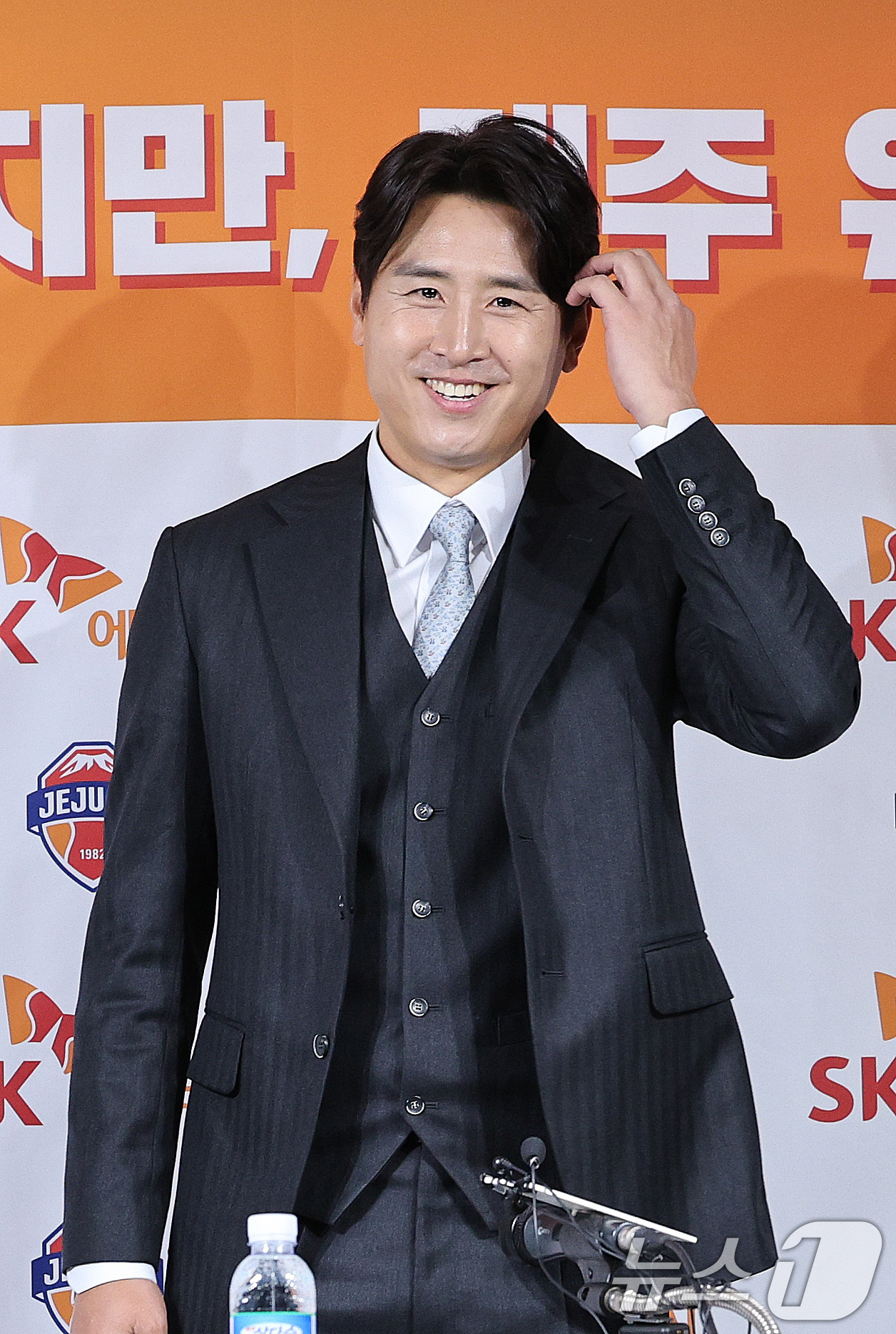 (서울=뉴스1) 신웅수 기자 = 제주 유나이티드 구자철이 14일 오전 서울 종로구 대한축구협회 축구회관에서 열린 현역 은퇴 기자회견에서 미소짓고 있다.구자철은 2010년 제주의 준 …