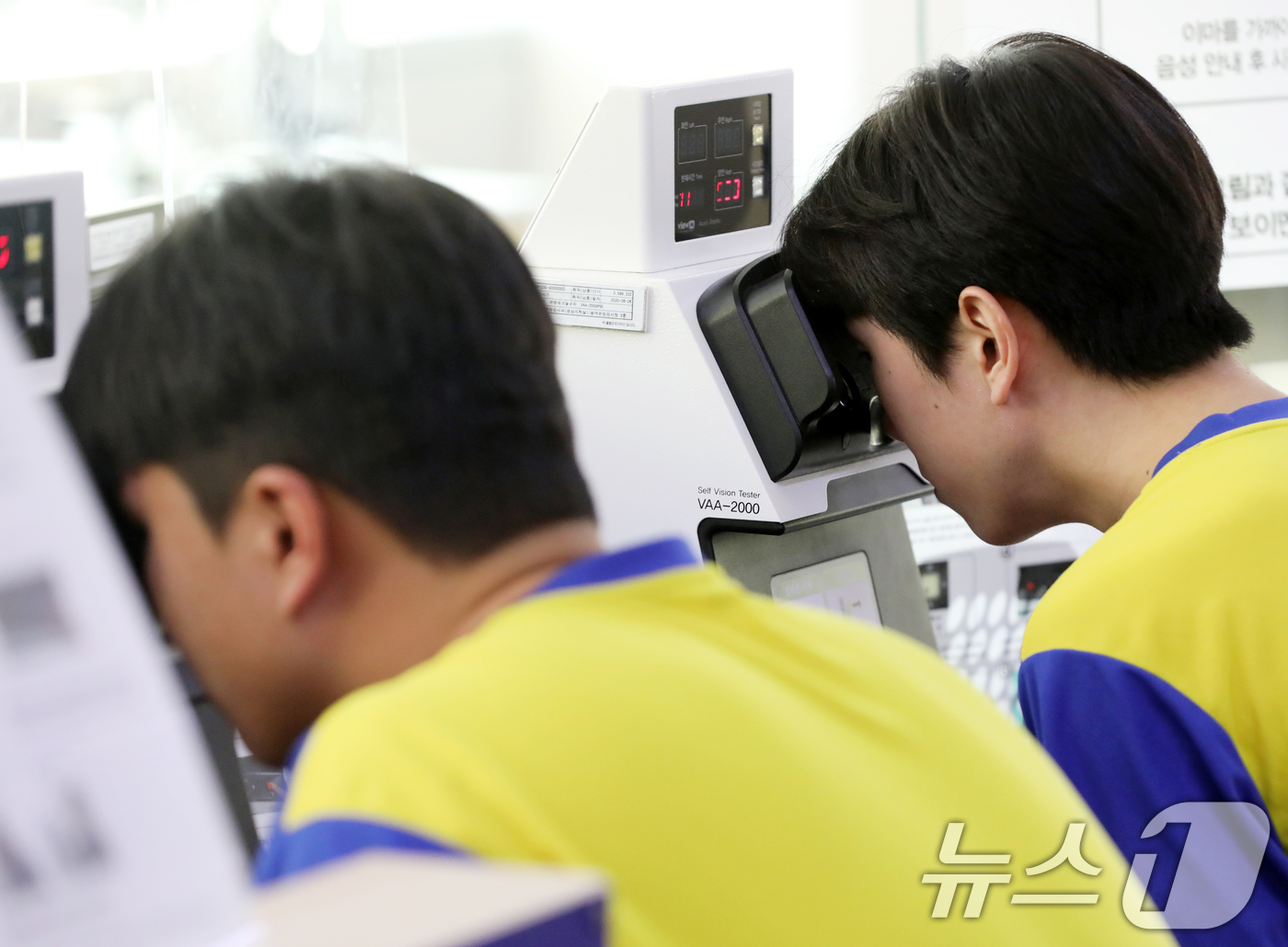 (부산=뉴스1) 윤일지 기자 = 14일 부산 수영구 부산울산지방병무청에서 병역판정검사가 실시된 가운데 입영대상자가 현역대상자들이 신체검사를 받고 있다. 2025.1.14/뉴스1