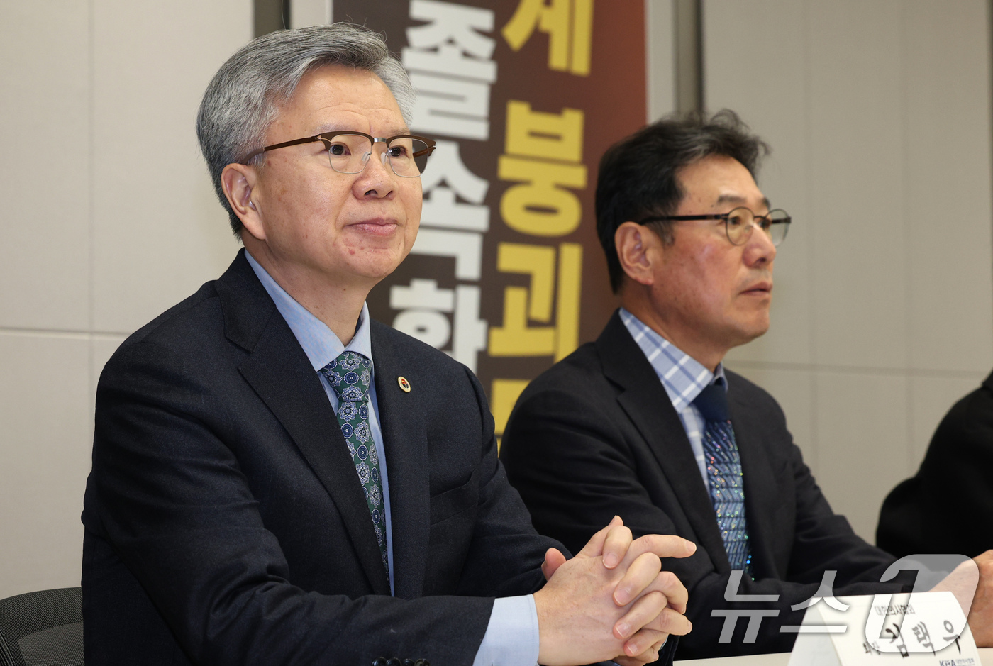 (서울=뉴스1) 장수영 기자 = 김택우 대한의사협회 신임회장이 14일 오전 서울 용산구 대한의협회관에서 열린 취임식에 참석하고 있다. 2025.1.14/뉴스1