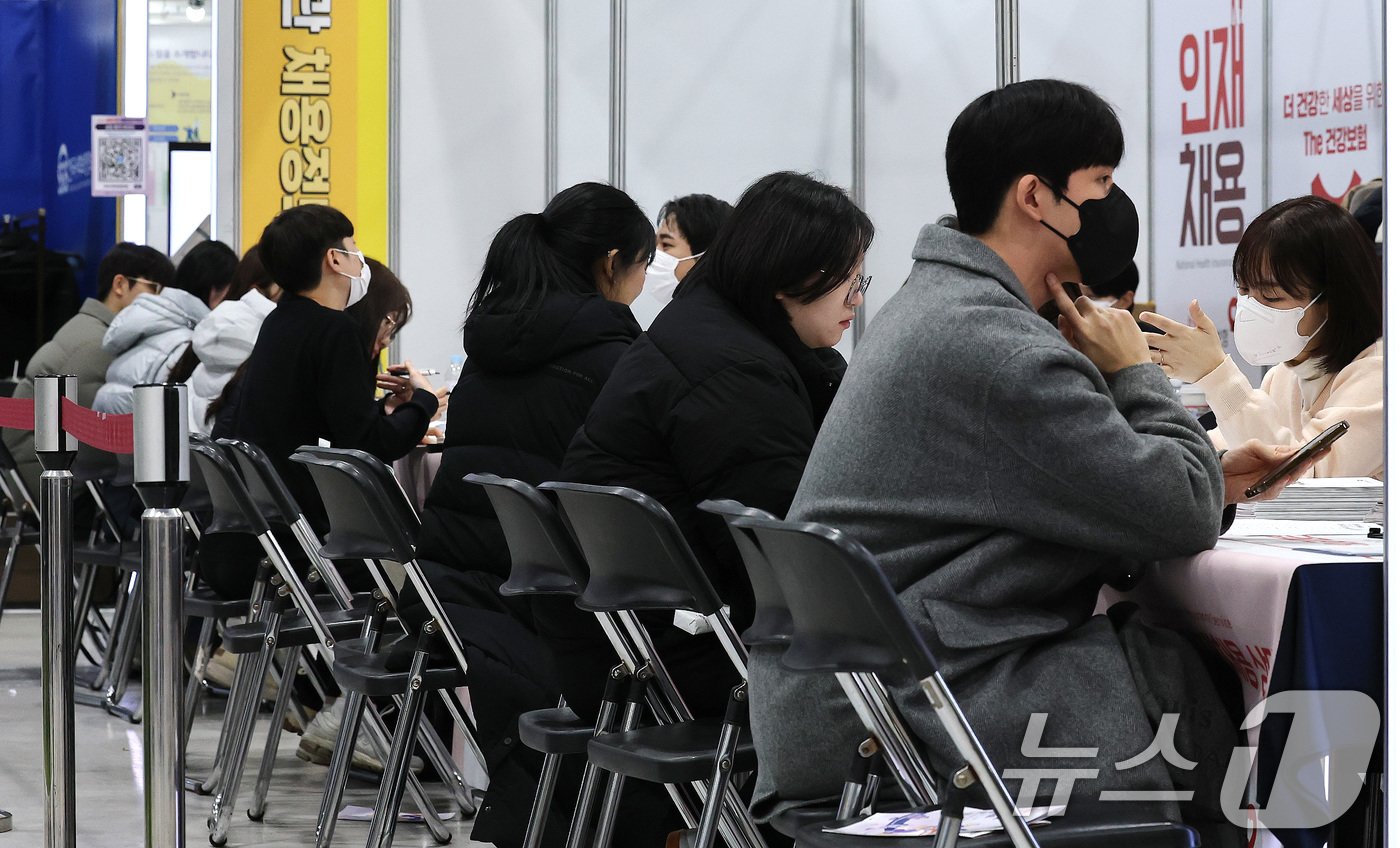 본문 이미지 - 구직자들이 구직상담을 받고 있다. 2025.1.14/뉴스1 ⓒ News1 임세영 기자