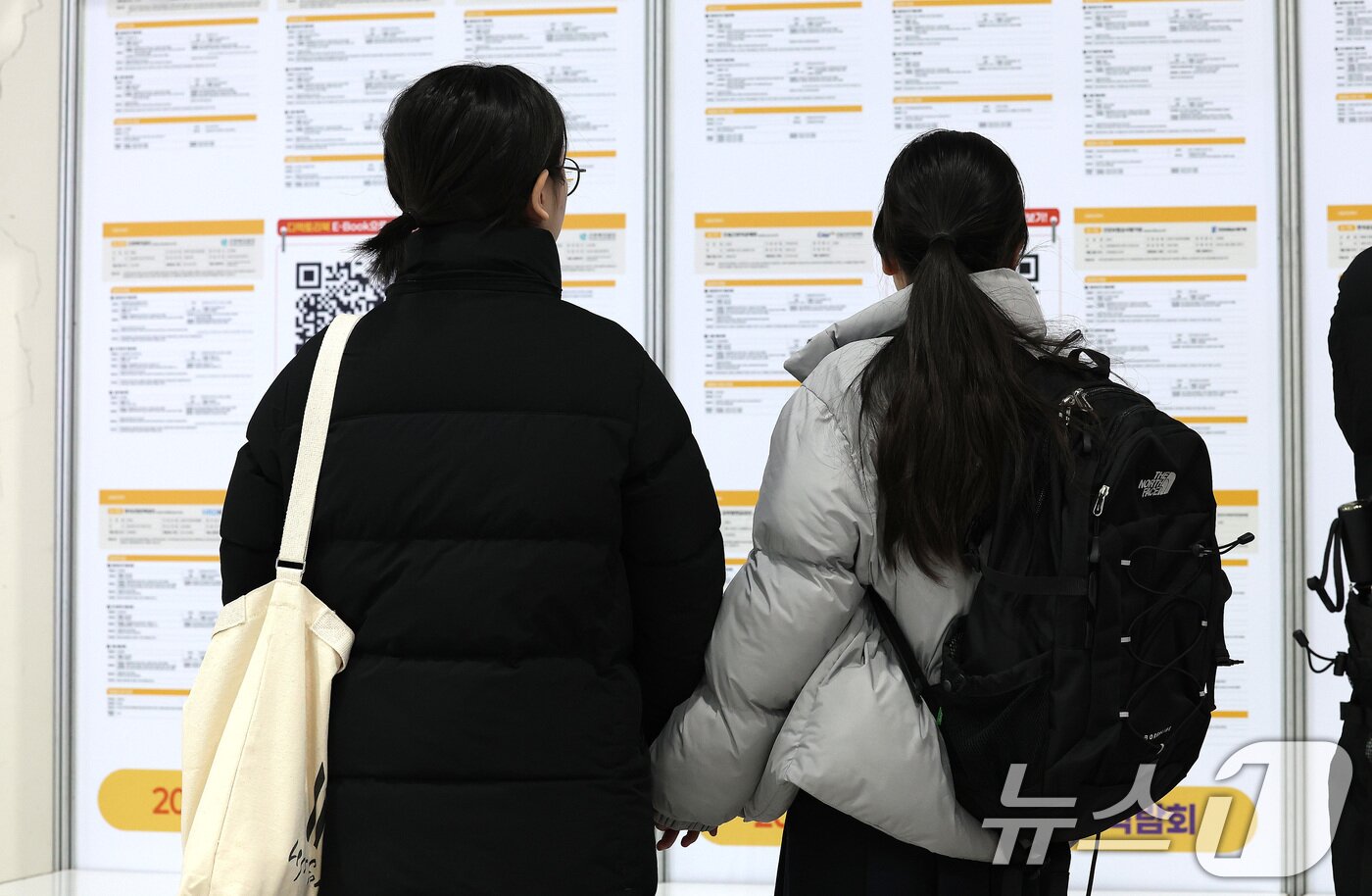 본문 이미지 - 1월 14일 서울 서초구 양재 aT센터에서 열린 2025 공공기관 채용박람회에서 구직자들이 채용정보를 확인하고 있다. 2025.1.14/뉴스1 ⓒ News1 임세영 기자