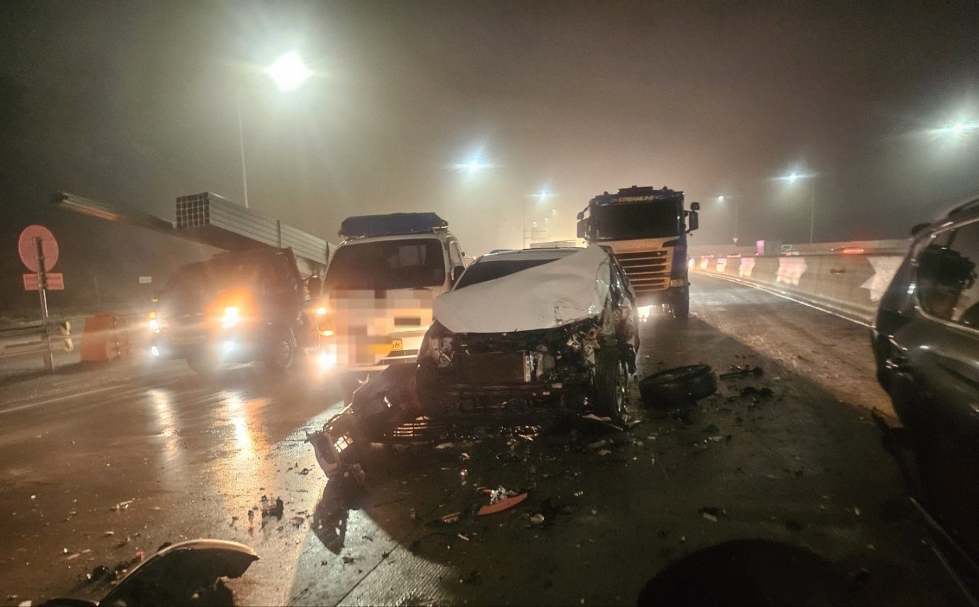 본문 이미지 -  14일 오전 5시 50분께 경기 고양시 성사동 서울문산고속도로에서 발생한 추돌사고.&#40;고양소방서 제공&#41;/뉴스1 