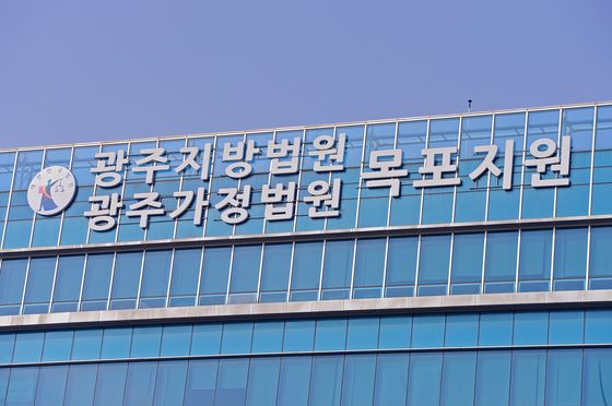 검찰 '양복 뇌물수수혐의' 이상익 함평군수에 중형 구형(종합)