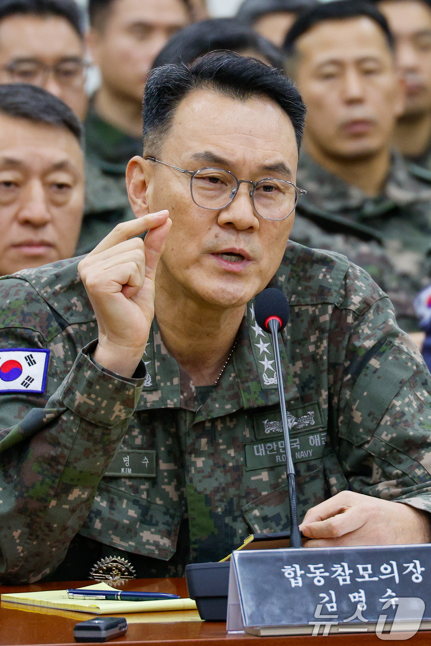 (서울=뉴스1) 안은나 기자 = 김명수 합동참모의장이 14일 서울 여의도 국회에서 열린 윤석열 정부의 비상계엄 선포를 통한 내란 혐의 진상규명 국정조사특별위원회 전체회의에서 북풍 …