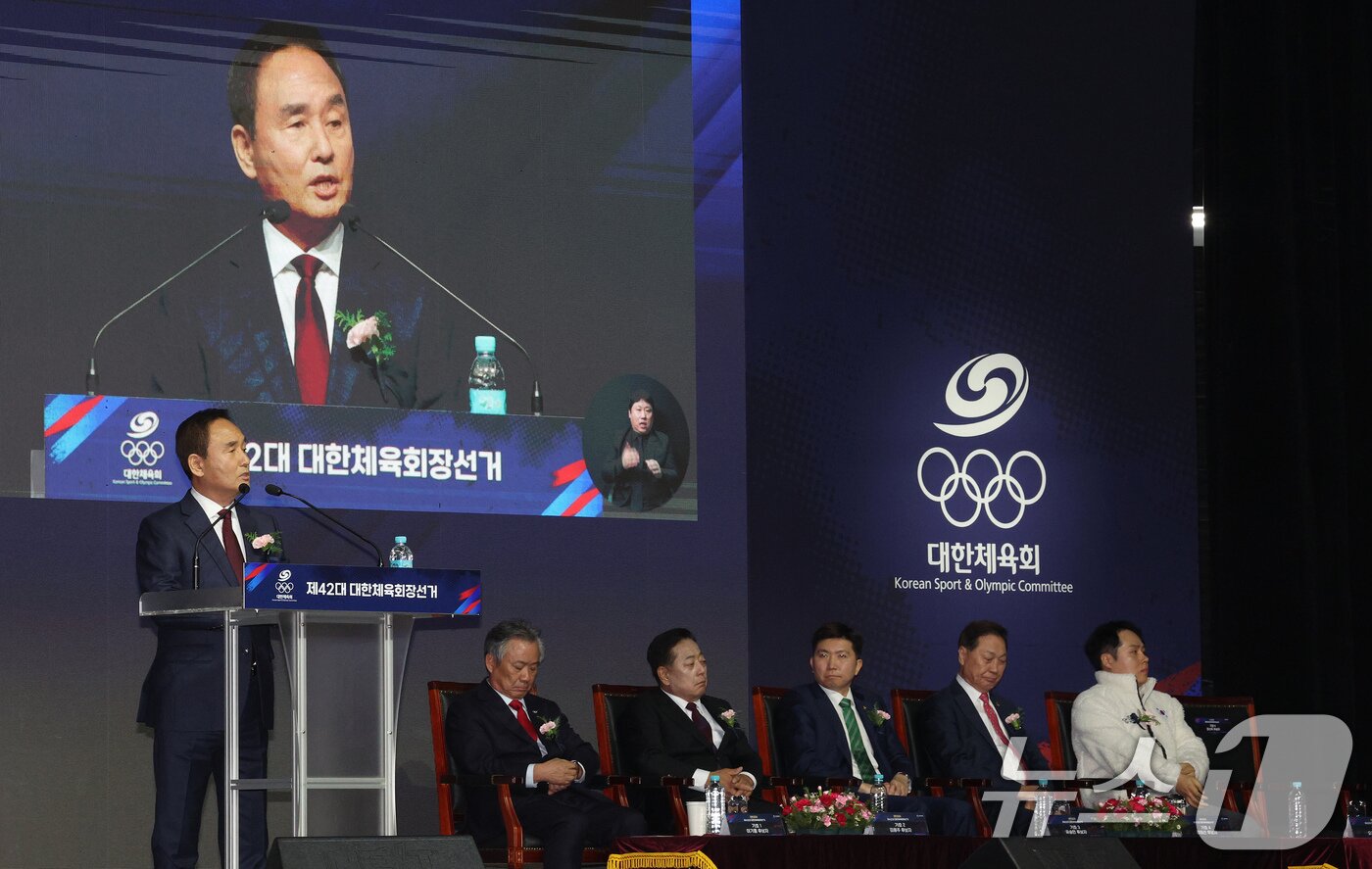 본문 이미지 - 14일 오후 서울 송파구 올림픽공원 올림픽홀에서 열린 제42대 대한체육회장선거에 앞서 강신욱 후보가 정견발표를 하고 있다. 2025.1.14/뉴스1 ⓒ News1 장수영 기자