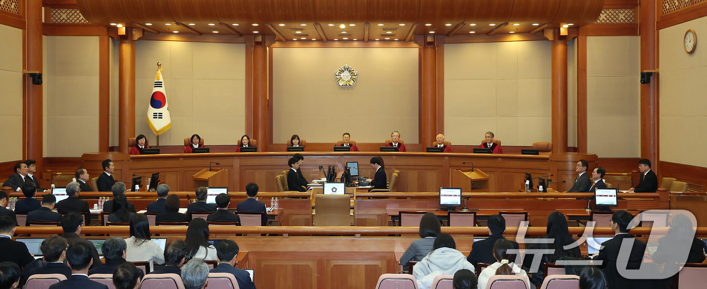 (서울=뉴스1) 김명섭 기자 = 14일 오후 서울 종로구 헌법재판소에서 열린 윤석열 대통령 탄핵심판의 첫 변론기일에서 재판관들이 심판정에 앉아 있다. (공동취재) 2025.1.14 …