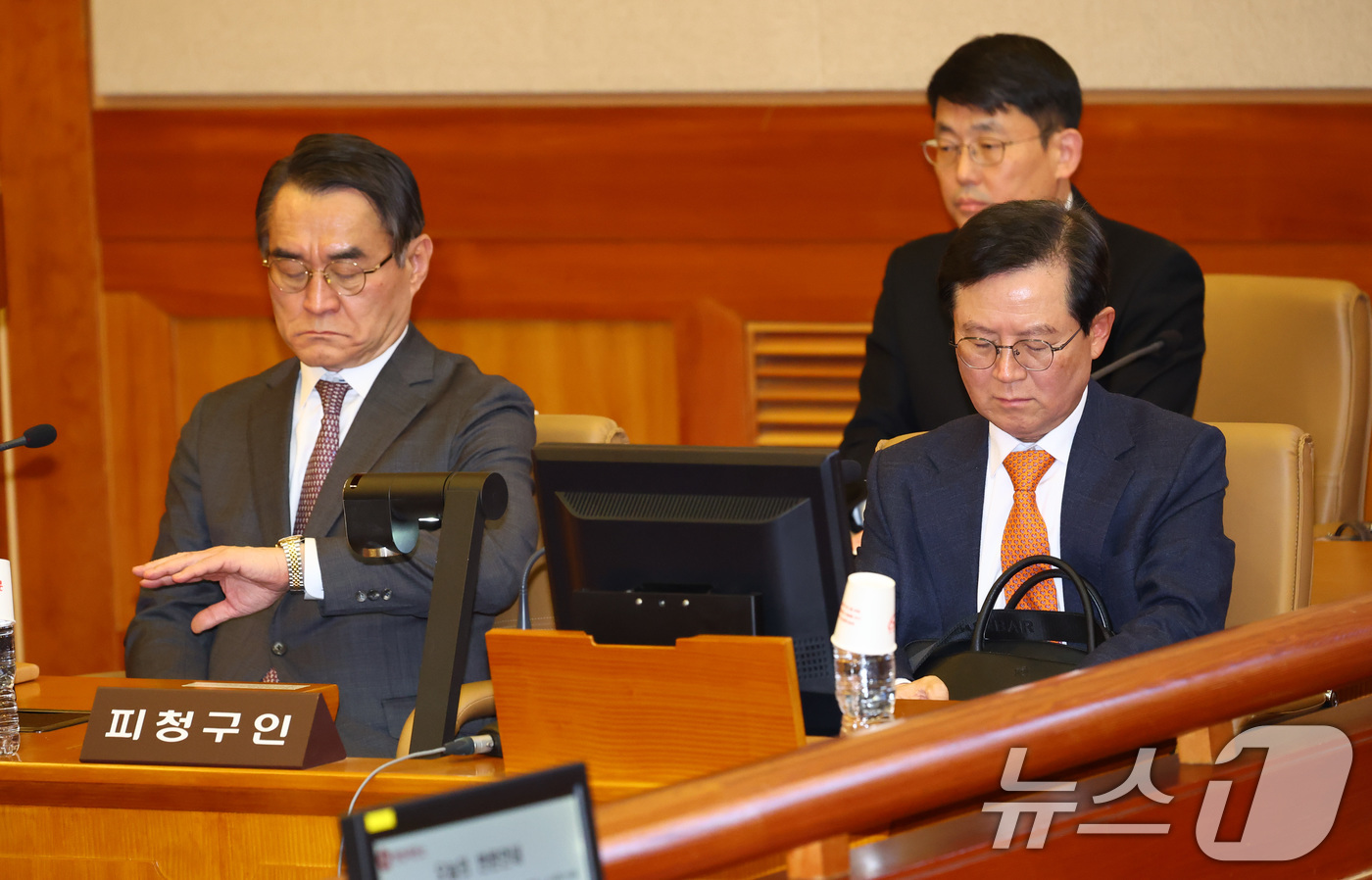 (서울=뉴스1) 김명섭 기자 = 윤석열 대통령 측 변호인단인 배보윤, 윤갑근 변호사가 14일 서울 종로구 헌법재판소에서 열린 윤석열 대통령 탄핵심판 사건 첫 변론기일에 출석해 시간 …