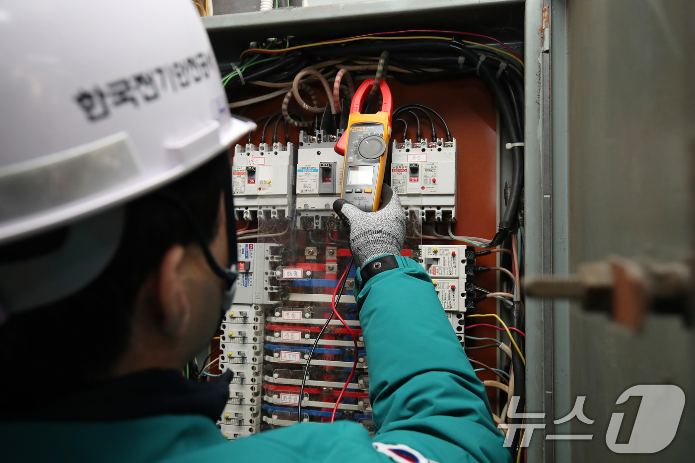 (대구=뉴스1) 공정식 기자 = 14일 오후 대구 북구 노원동 서대구고속버스터미널에서 소방, 한국전기안전공사, 북구청 등 관계 기관이 참여하는 다중이용시설 합동 안전점검이 진행되고 …