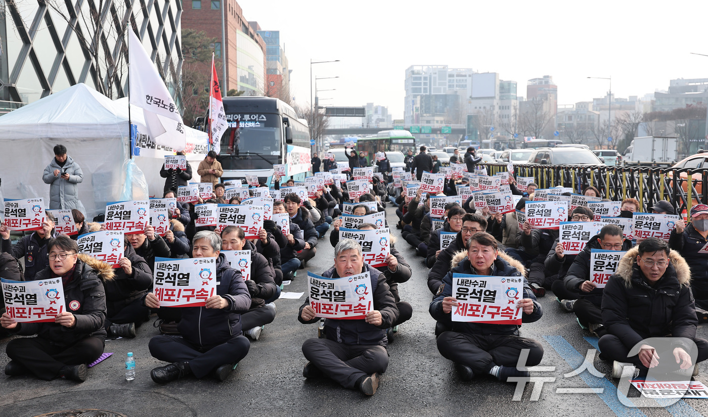 (서울=뉴스1) 김성진 기자 = 공수처와 경찰의 윤석열 대통령 2차 체포영장 집행 시도가 임박한 가운데 14일 서울 용산구 한남동 대통령 관저 인근에서 한국노총 김동명 위원장을 비 …