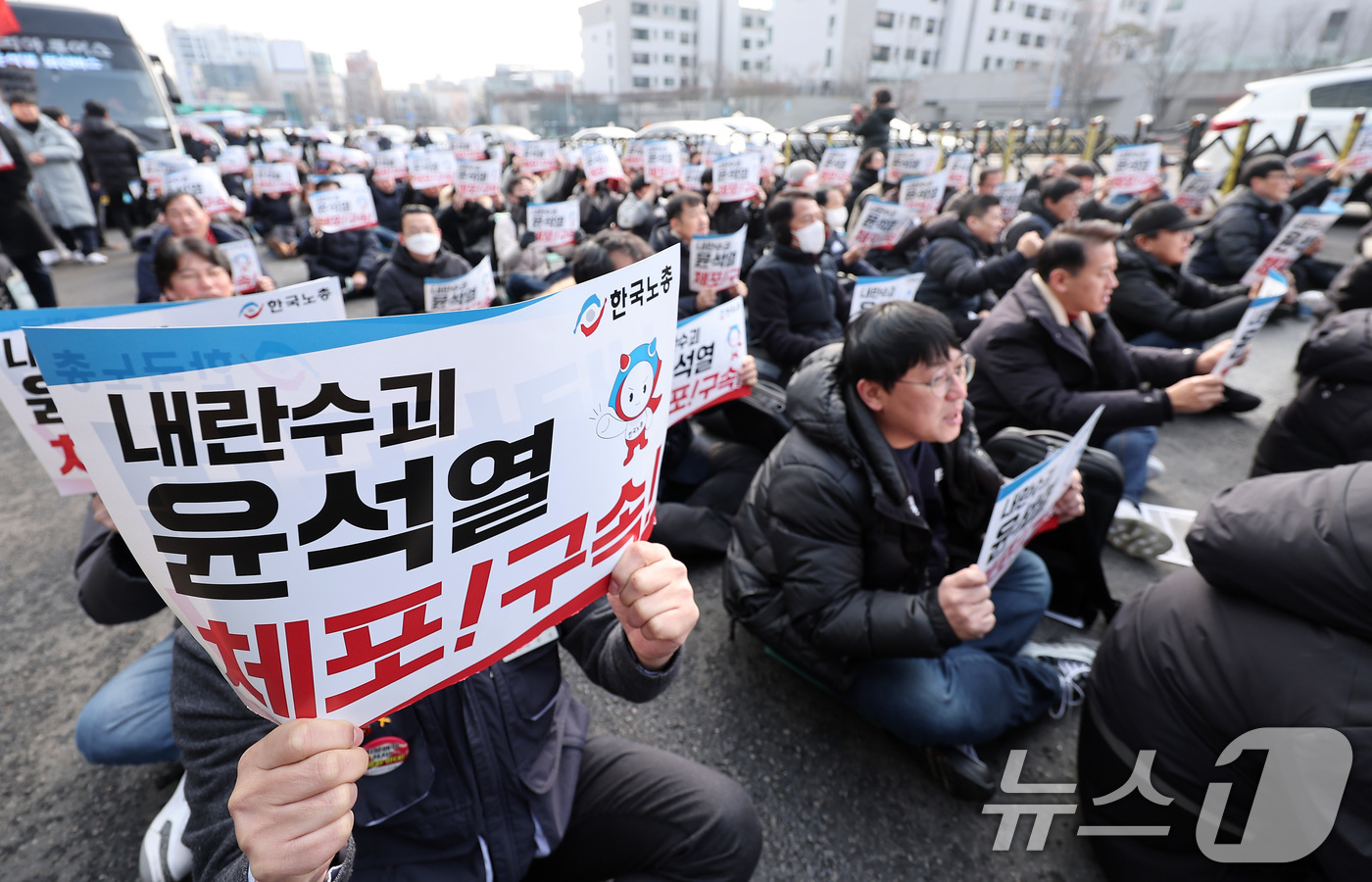 (서울=뉴스1) 김성진 기자 = 공수처와 경찰의 윤석열 대통령 2차 체포영장 집행 시도가 임박한 가운데 14일 서울 용산구 한남동 대통령 관저 인근에서 한국노총 김동명 위원장을 비 …