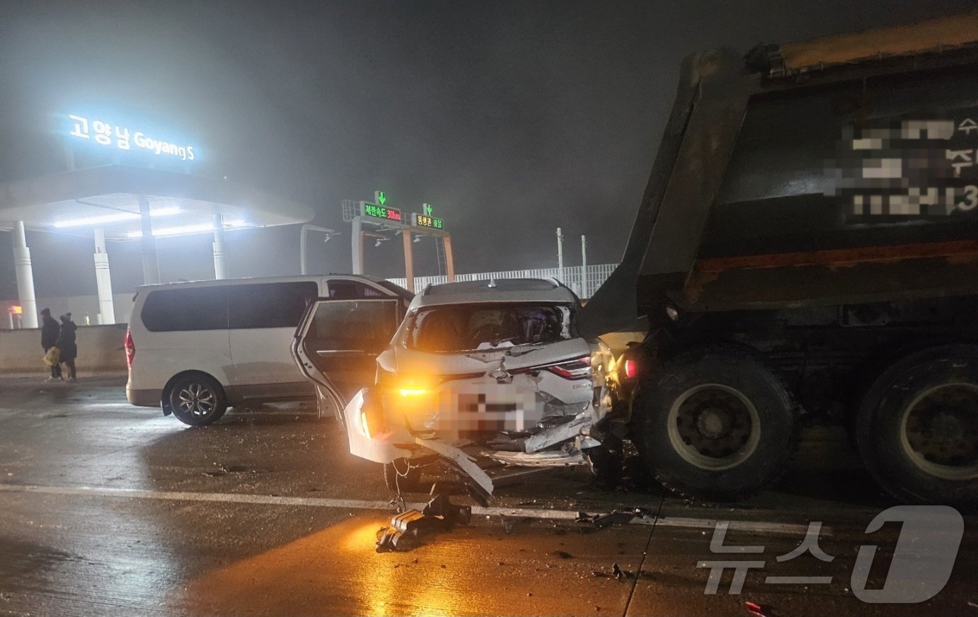 본문 이미지 -  14일 오전 5시 50분께 경기 고양시 성사동 서울문산고속도로에서 발생한 추돌사고.&#40;고양소방서 제공&#41;/뉴스1 