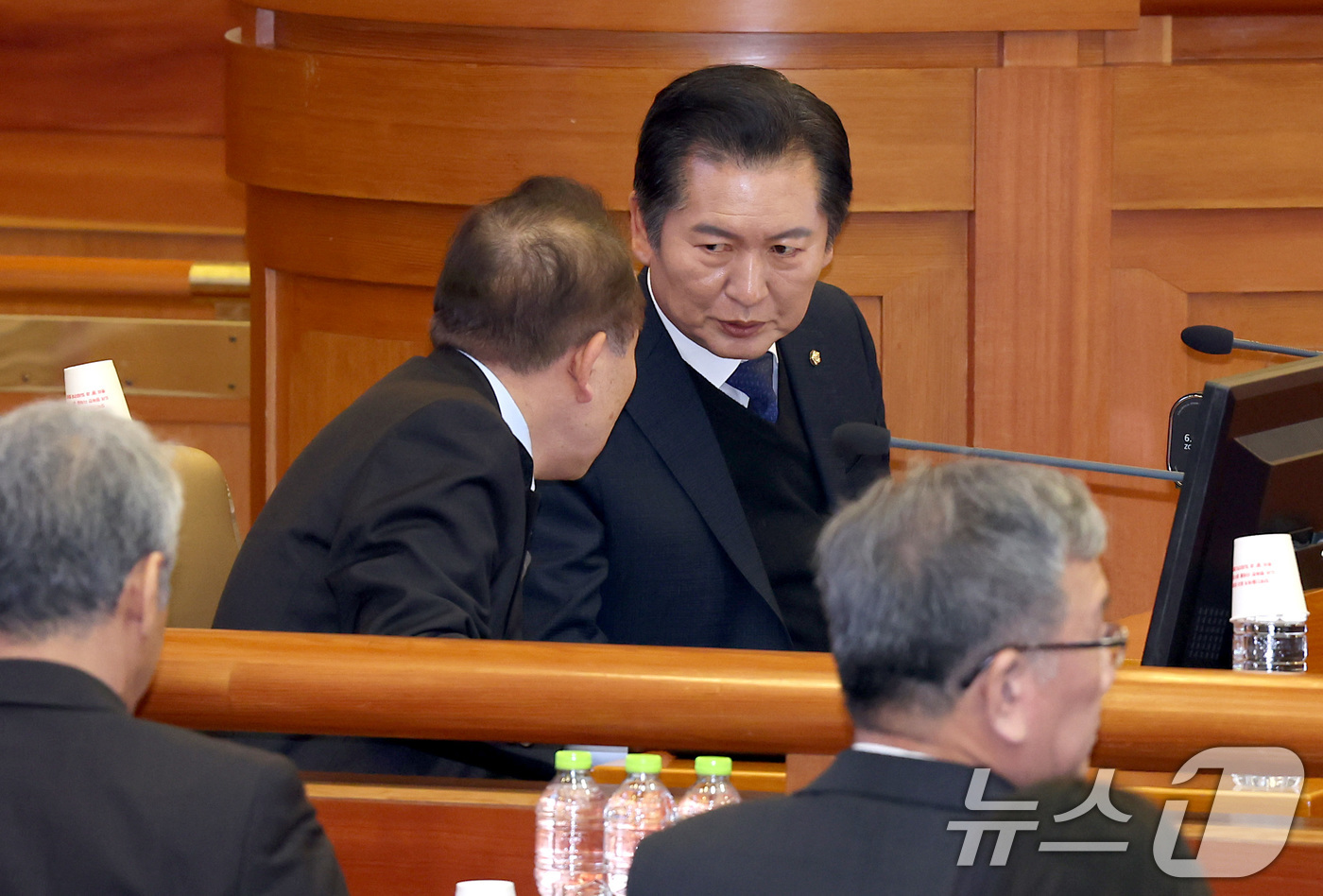 (서울=뉴스1) 김명섭 기자 = 윤석열 대통령의 탄핵심판 첫 변론기일인 14일 오후 정청래 탄핵소추단 단장이 서울 종로구 헌법재판소 심판정에서 관계자와 대화를 나누고 있다. (공동 …