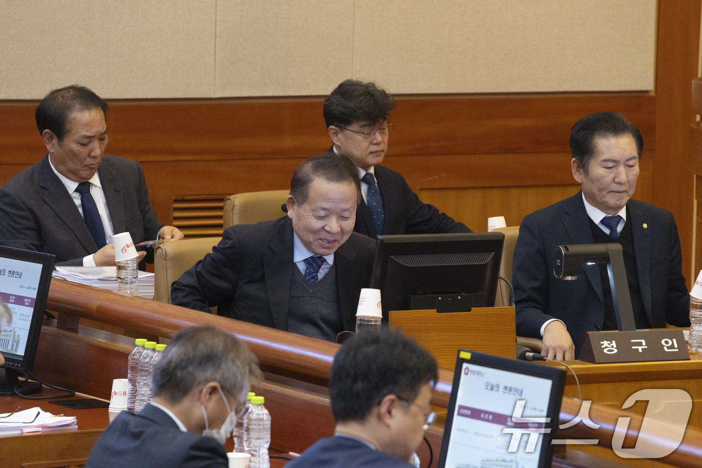 (서울=뉴스1) 김명섭 기자 = 윤석열 대통령 탄핵심판 사건의 첫 변론기일인 14일 오후 서울 종로구 헌법재판소 대심판정에서 국회 측 탄핵소추대리인단의 공동대표인 김이수 변호사(가 …