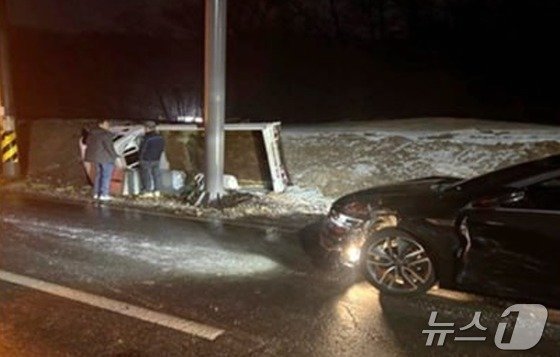 본문 이미지 - 14일 오전 6시 35분께 경기 안산시 상록구 양상동 편도 2차로 도로에서 차량 7대가 연쇄 추돌하는 사고가 나 1명이 다쳤다. &#40;경기도소방재난본부 제공&#41; 2025.1.14/뉴스1