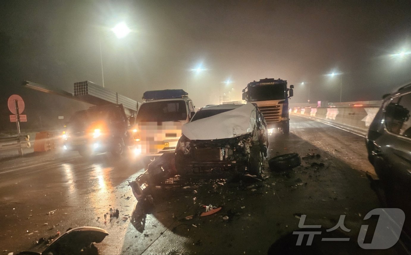 본문 이미지 - 14일 오전 6시 35분께 경기 안산시 상록구 양상동 편도 2차로 도로에서 차량 7대가 연쇄 추돌하는 사고가 나 1명이 다쳤다. 경기도소방재난본부 제공&#41; 2025.1.14/뉴스1 