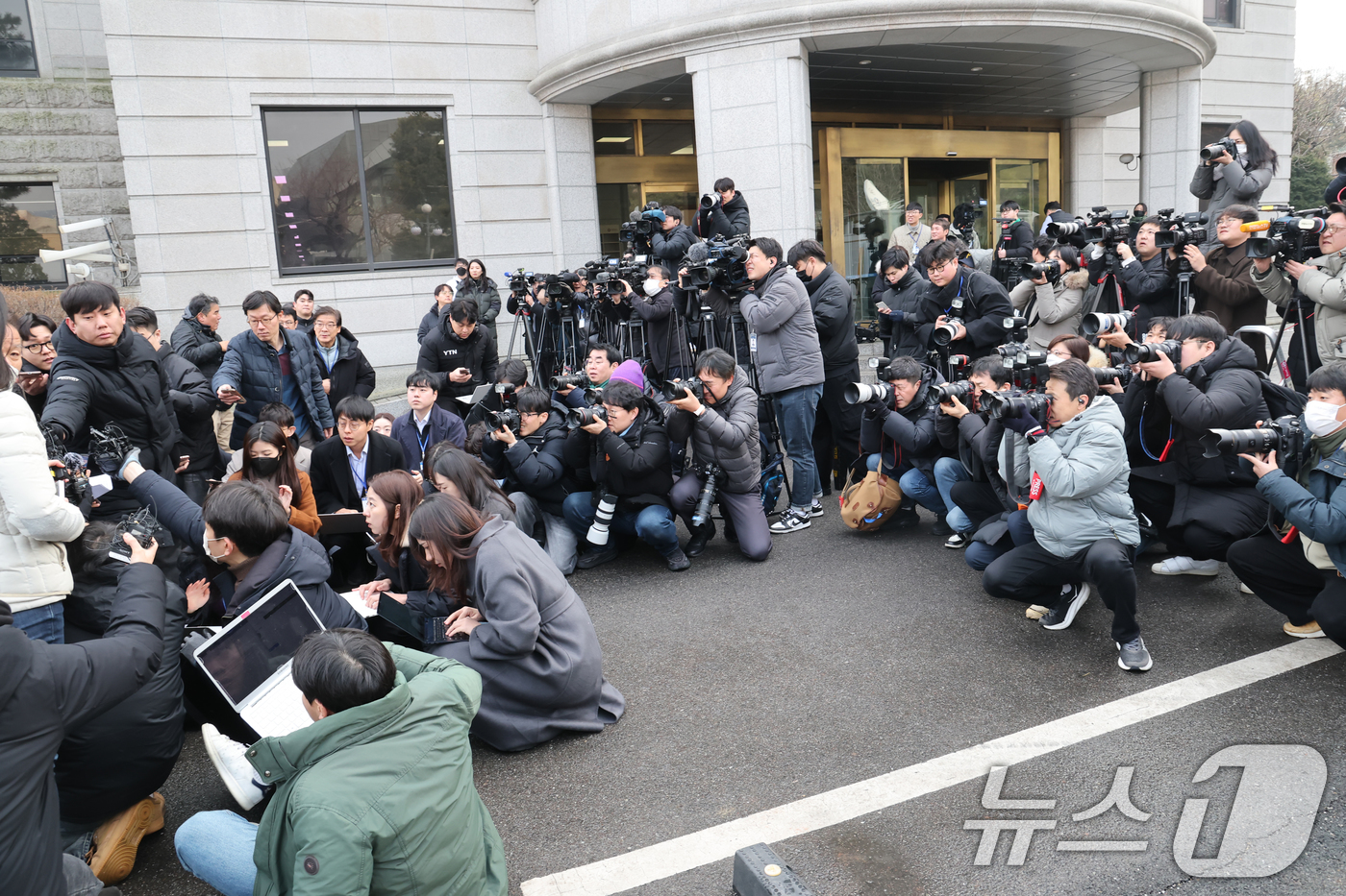 (서울=뉴스1) 김명섭 기자 = 윤석열 대통령의 탄핵심판 첫 변론기일인 14일 오후 서울 종로구 헌법재판소에서 취재진이 국회 측 법률대리인 공동 대표 김이수 전 헌법재판관의 입장 …