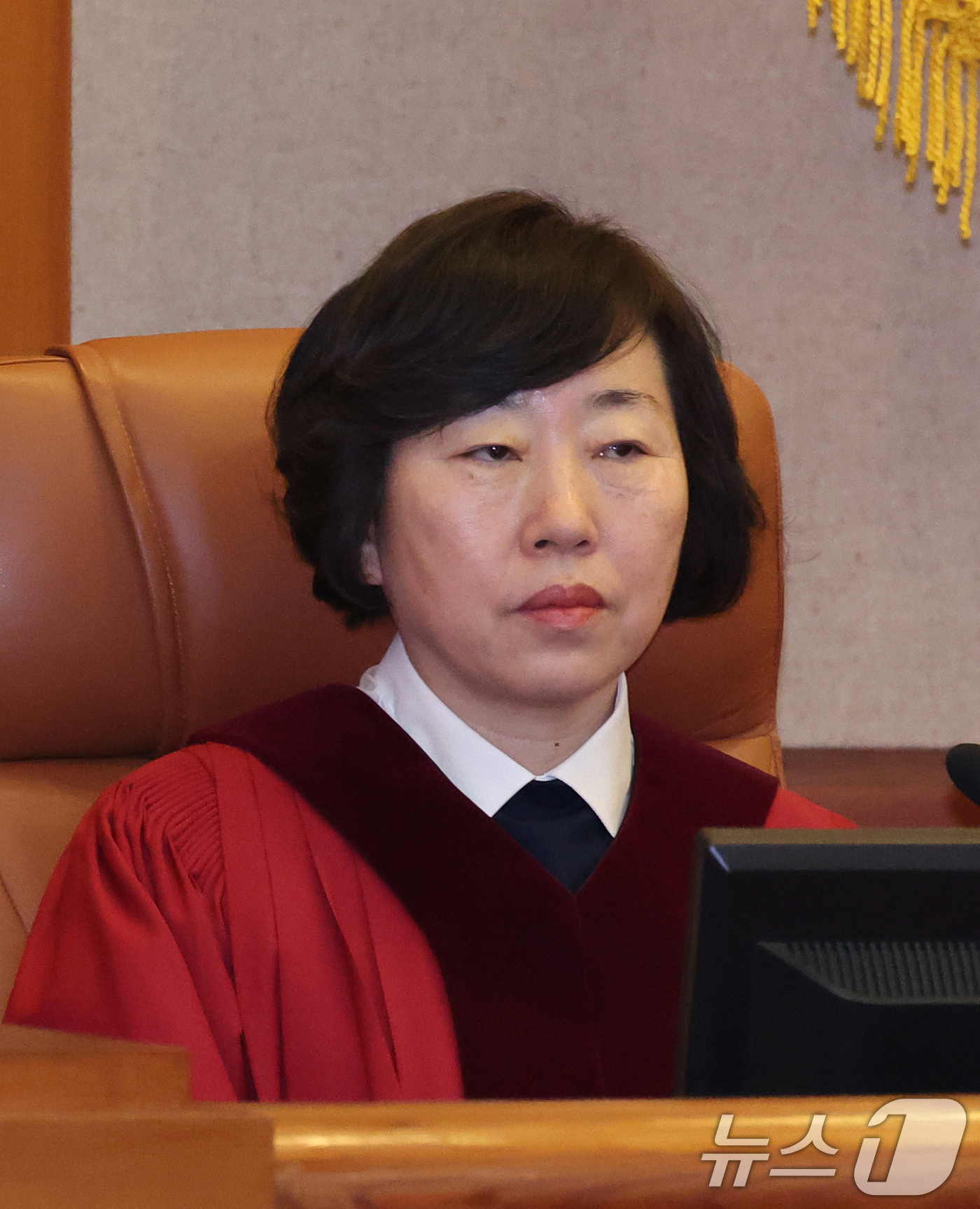 (서울=뉴스1) 김명섭 기자 = 윤석열 대통령 탄핵 심판의 첫 변론기일인 14일 오후 서울 종로구 헌법재판소에서 정계선 헌법재판관이 심판정에 앉아 있다.  (공동취재) 2025.1 …