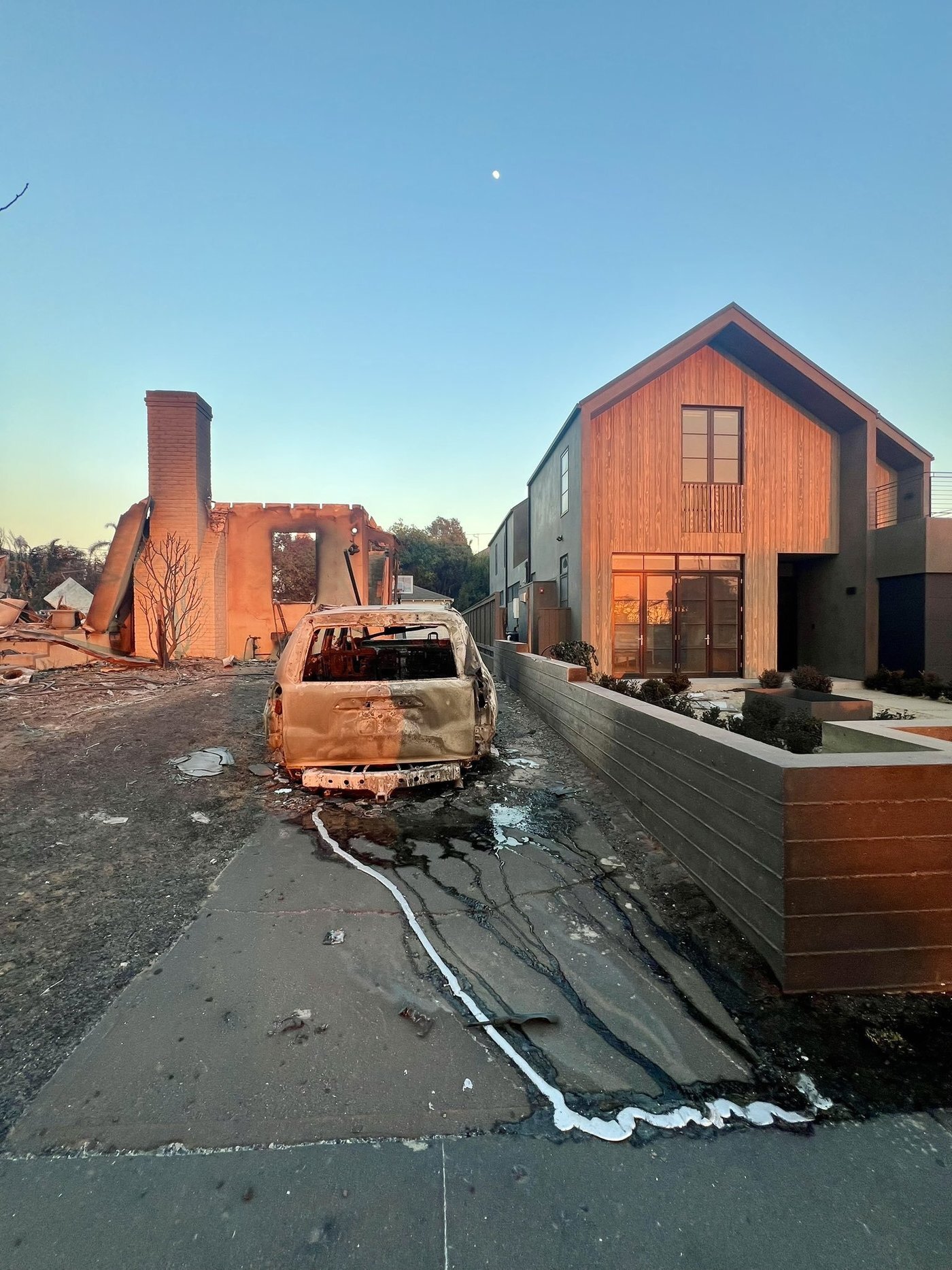 본문 이미지 - 미국 캘리포니아 로스앤젤레스(LA) 산불에서 타지 않고 살아남은 그레그 체이슨이 설계한 자택. (출처=그레그 체이슨 엑스(X·옛 트위터) 계정)