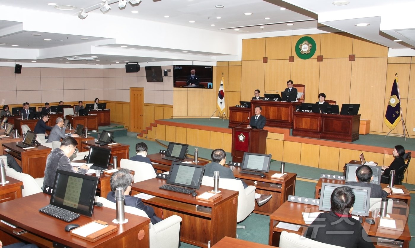 본문 이미지 -  이학수 전북자치도 정읍시장이 14일 열린 제301회 정읍시의회 임시회에서 올해 시정계획을 발표하고 있다.(정읍시 제공)2025.1.14/뉴스1 