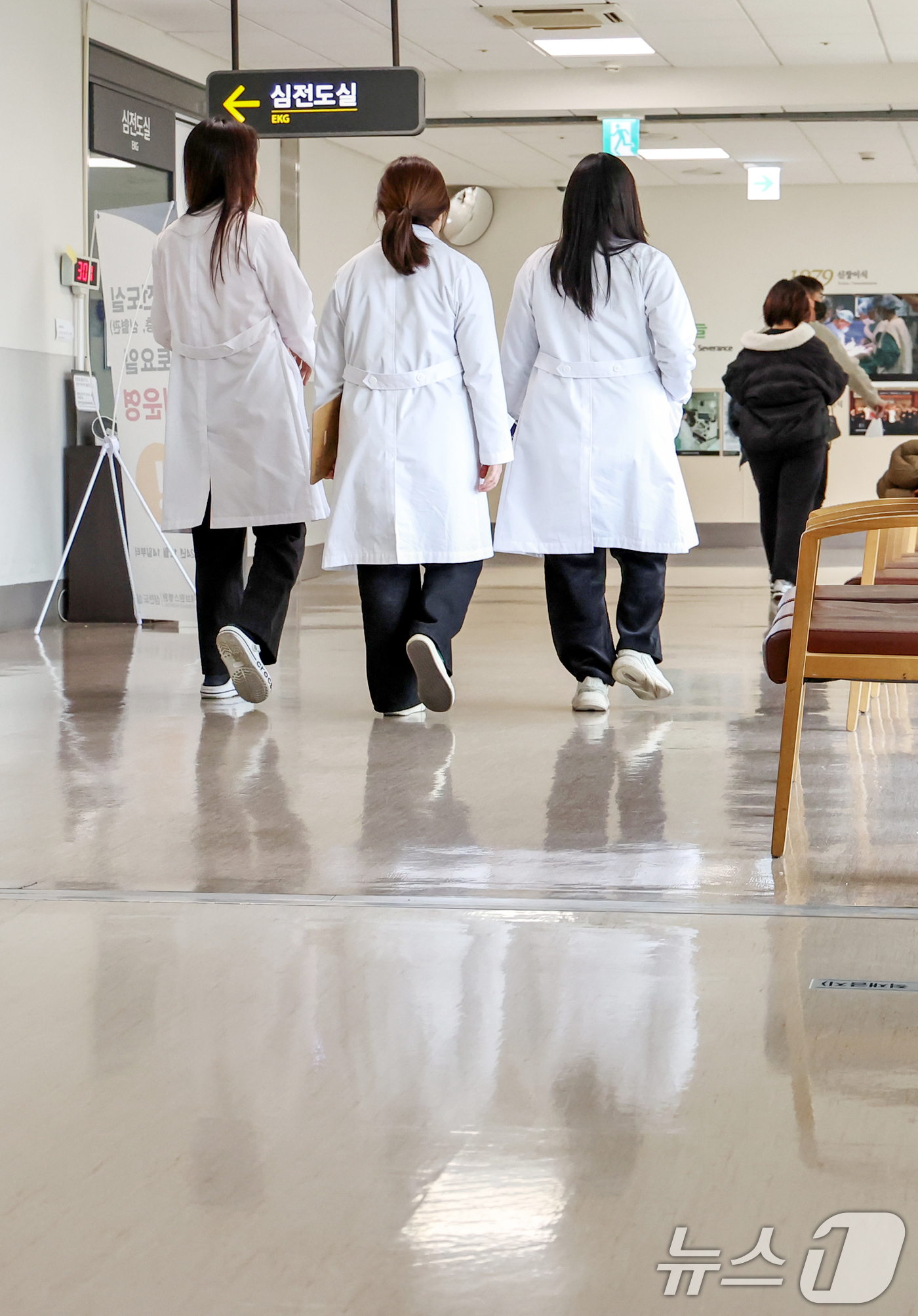 (서울=뉴스1) 민경석 기자 = 보건복지부가 14일 사직 전공의(인턴·레지던트) 복귀를 위해 9220명 규모의 레지던트 모집 공고를 낸다.레지던트는 인턴을 수료하고 전문의사가 되는 …