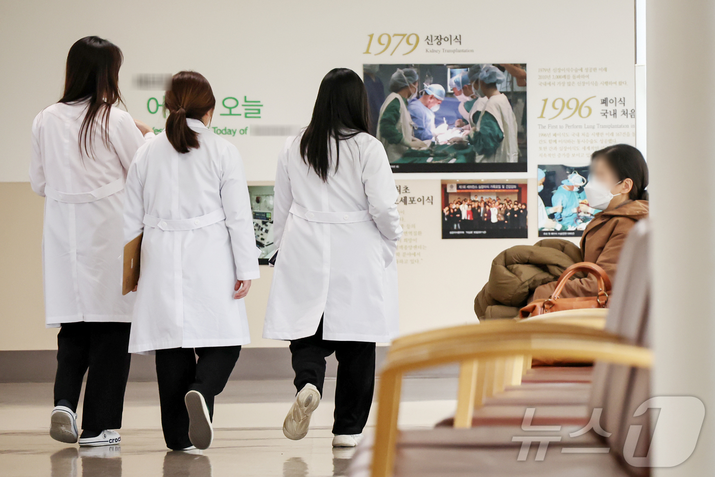 (서울=뉴스1) 민경석 기자 = 보건복지부가 14일 사직 전공의(인턴·레지던트) 복귀를 위해 9220명 규모의 레지던트 모집 공고를 낸다.레지던트는 인턴을 수료하고 전문의사가 되는 …