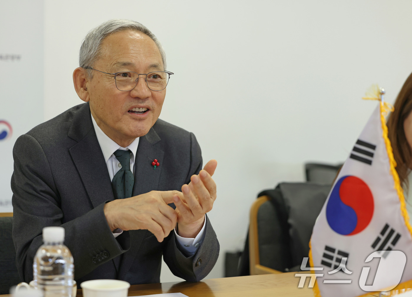 (서울=뉴스1) = 유인촌 문화체육관광부 장관이 14일 서울 종로구 국립현대미술관 서울관에서 다이빙 신임 주한중국대사와 면담하고 있다.(문화체육관광부 제공) 2025.1.14/뉴스 …