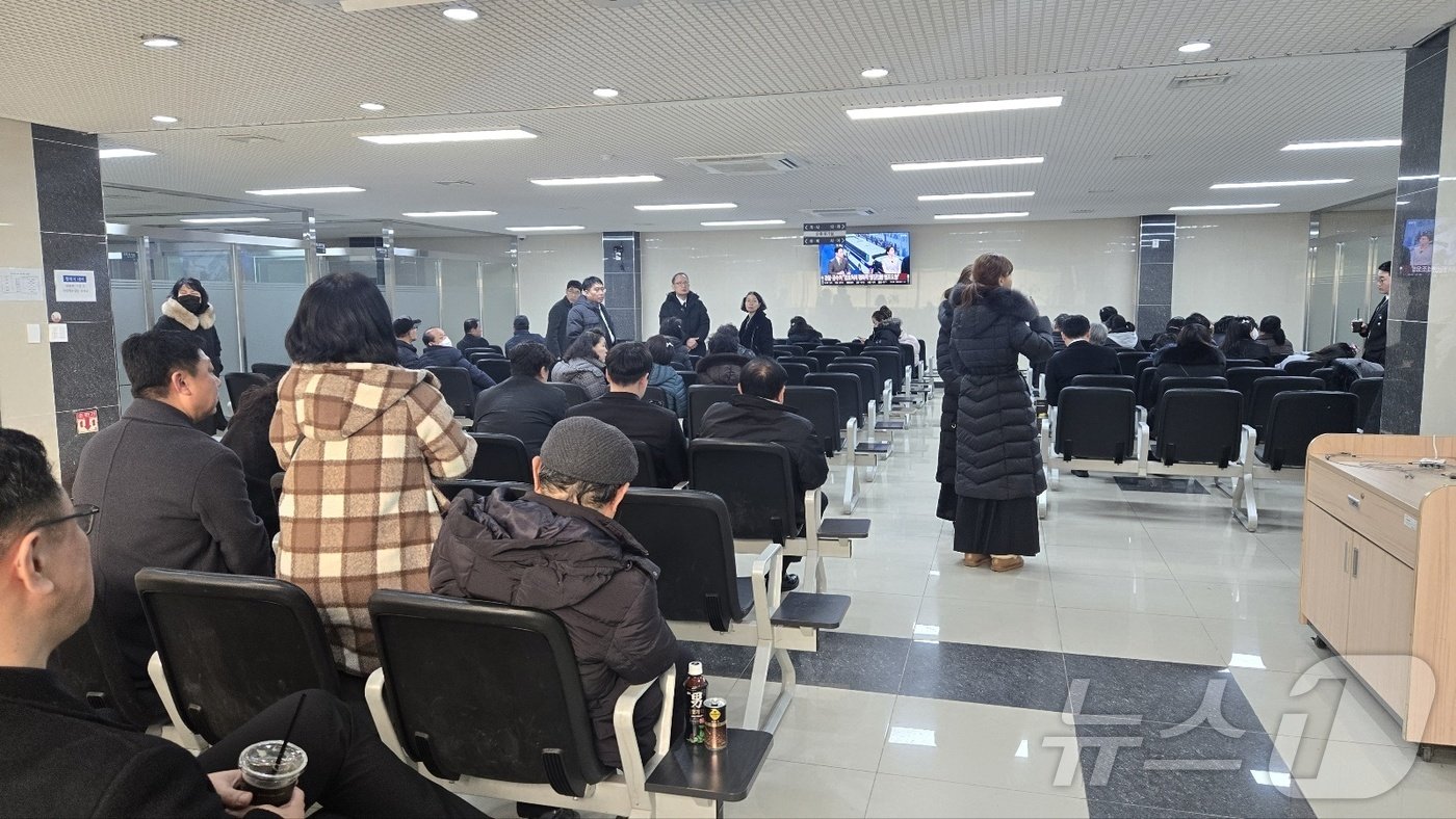 본문 이미지 -  14일 오전 대전 유일의 화장장인 정수원 대기실이 화장을 기다리는 유족들로 가득 차있다.  2025.1.14 /뉴스1 ⓒNews1 허진실 기자 