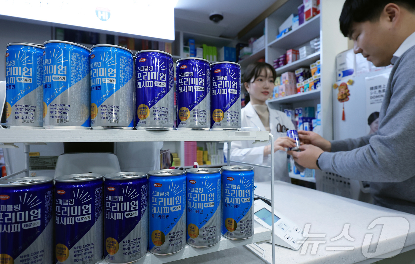 (서울=뉴스1) 박정호 기자 = 한미사이언스의 헬스케어 유통 전문 기업 온라인팜이 약국 전용 탄산 에너지드링크 ‘스파클링 프리미엄 레시피’ 2종을 새롭게 출시한 가운데 지난 13일 …