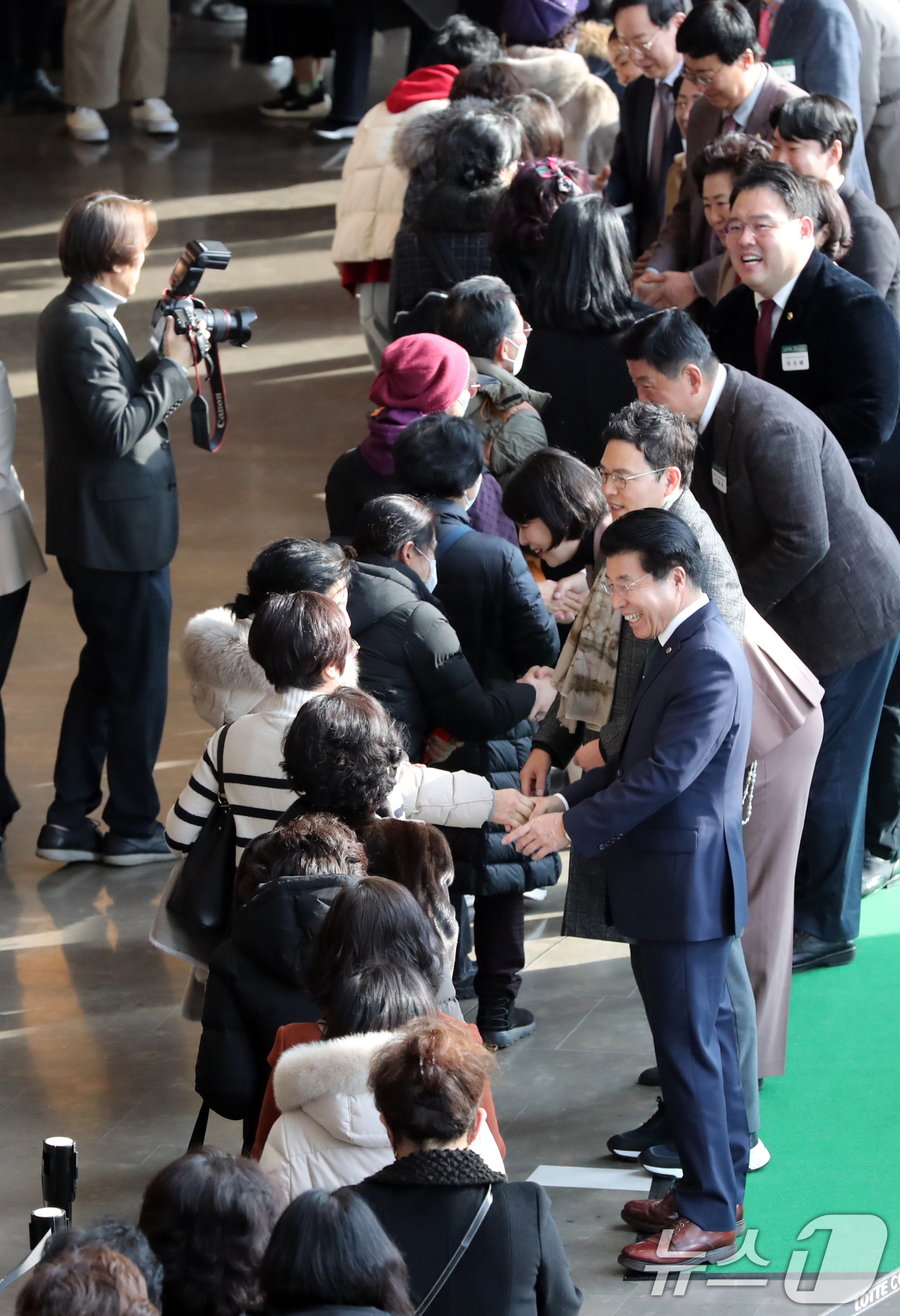 (서울=뉴스1) = 서강석 서울 송파구청장이 14일 오후 서울 송파구 롯데콘서트홀에서 열린 '2025년 신년인사회'에서 구민들과 인사하고 있다. (송파구청 제공) 2025.1.14 …