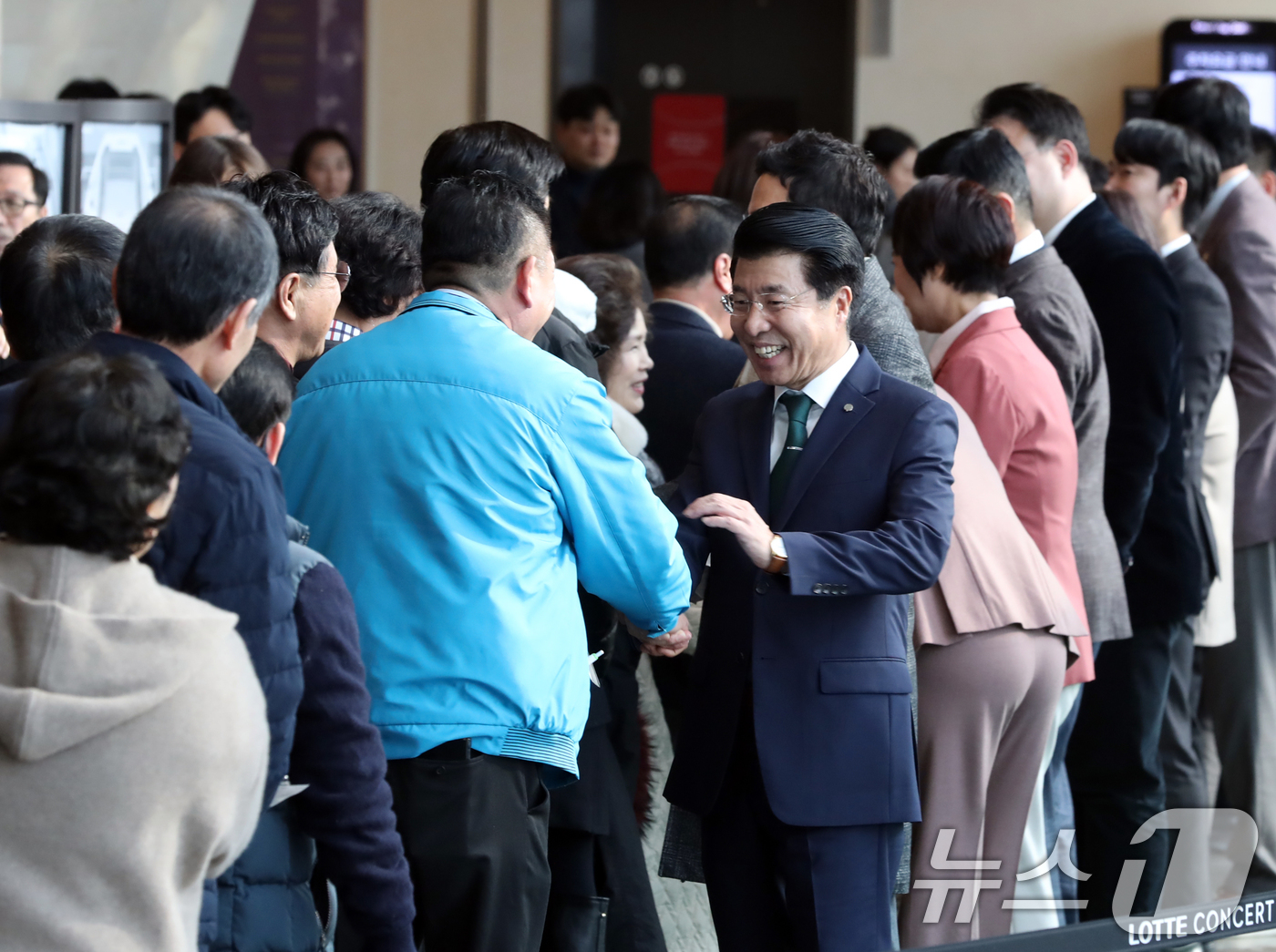 (서울=뉴스1) = 서강석 서울 송파구청장이 14일 오후 서울 송파구 롯데콘서트홀에서 열린 '2025년 신년인사회'에서 구민들과 인사하고 있다. (송파구청 제공) 2025.1.14 …