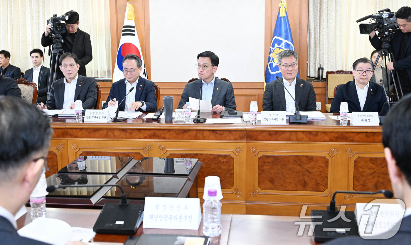 (서울=뉴스1) = 최상목 대통령 권한대행 부총리 겸 기획재정부 장관이 14일 오후 서울 종로구 정부서울청사에서 '2025년 사회2 분야 주요 현안 해법 회의'를 주재하고 있다. …