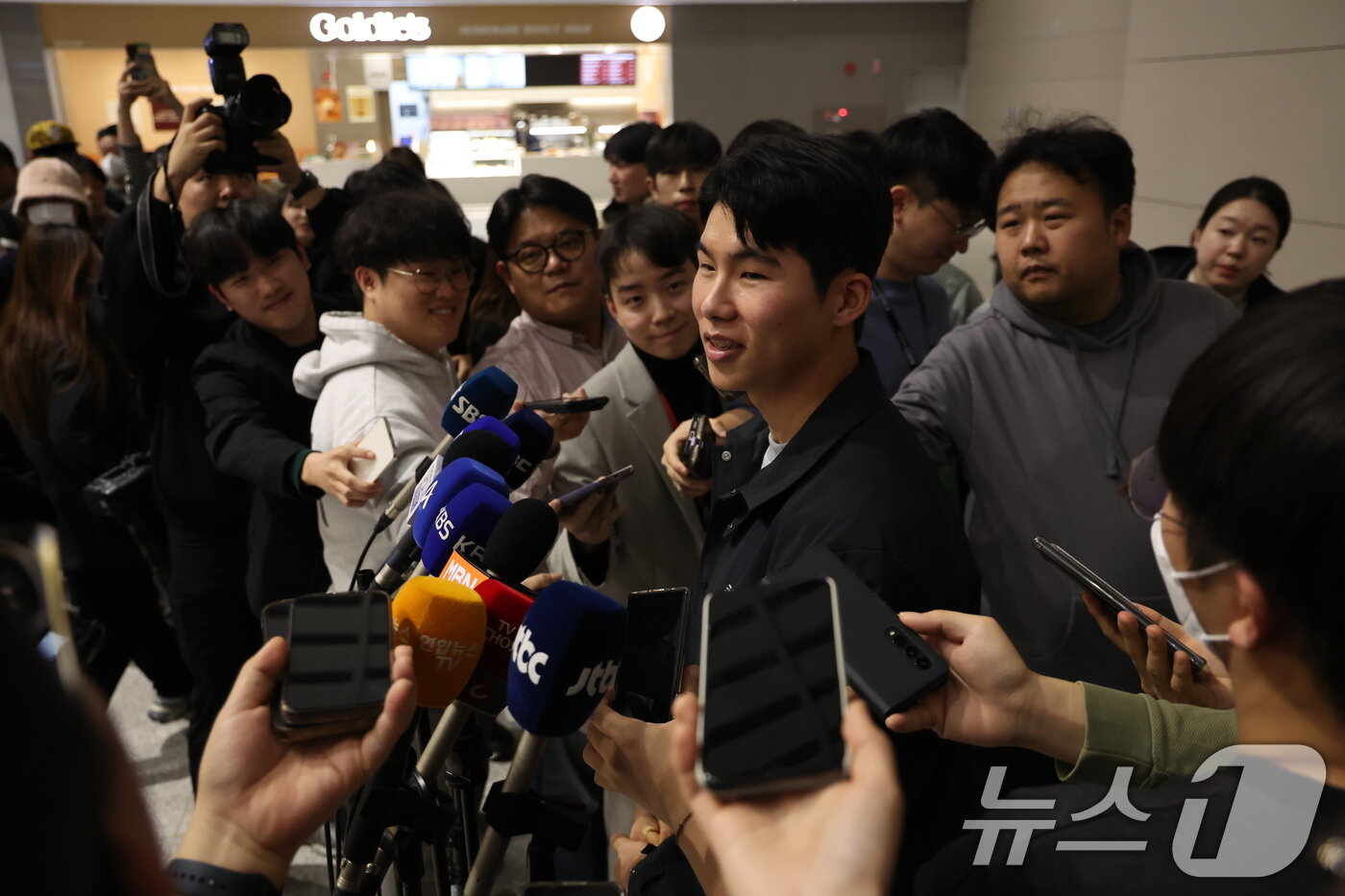 본문 이미지 - 미국 메이저리그&#40;MLB&#41; LA 다저스와 계약을 맺은 내야수 김혜성이 14일 오후 인천국제공항에서 출국을 앞두고 인터뷰를 하고 있다. 2025.1.14/뉴스1 ⓒ News1 민경석 기자