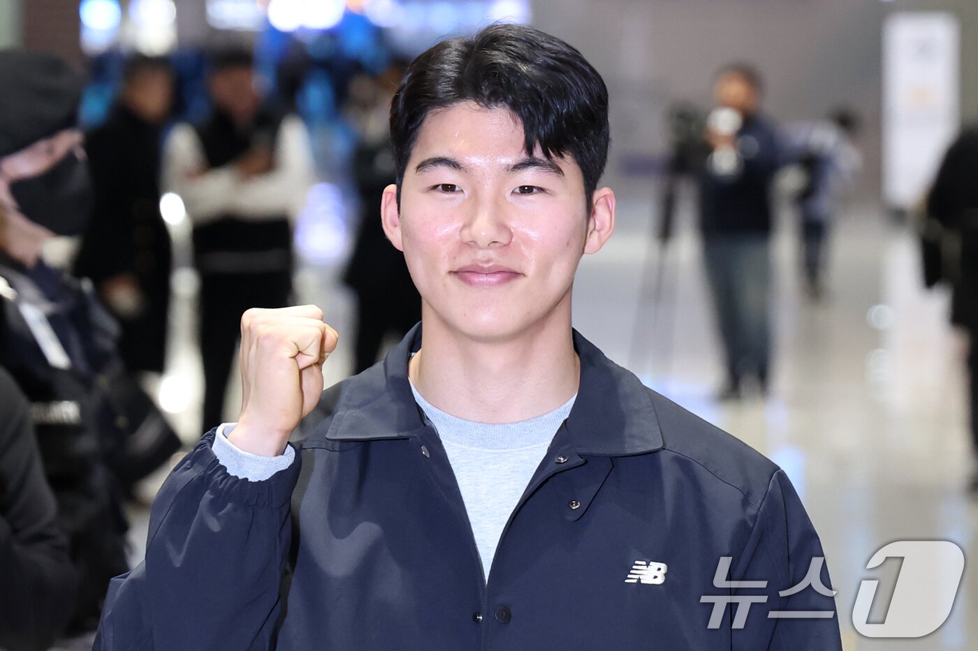 본문 이미지 - 미국 메이저리그&#40;MLB&#41; LA 다저스와 계약을 맺은 내야수 김혜성이 14일 오후 인천국제공항을 통해 출국하며 파이팅 포즈를 취하고 있다. / 뉴스1 DB ⓒ News1 민경석 기자