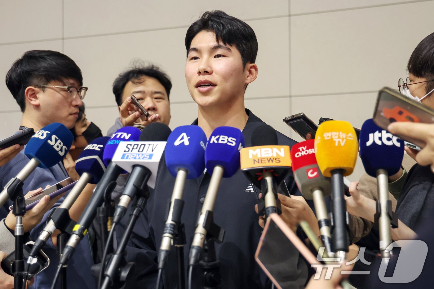 본문 이미지 - 미국 메이저리그(MLB) LA 다저스와 계약을 맺은 내야수 김혜성이 14일 오후 인천국제공항을 통해 출국하며 취재진을 만나 각오를 밝히고 있다. 2025.1.14/뉴스1 ⓒ News1 민경석 기자