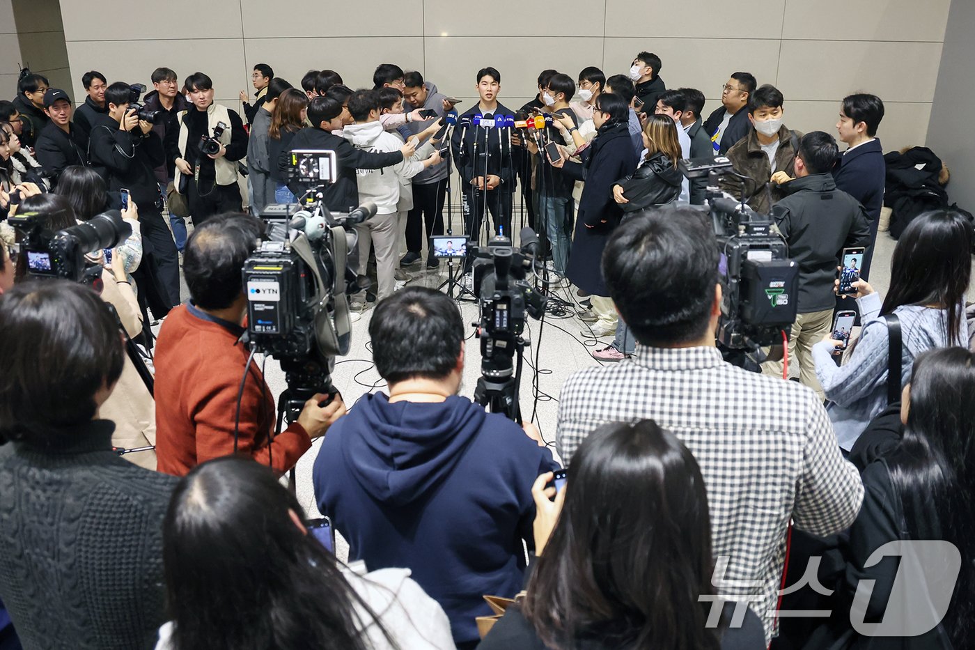 본문 이미지 - 미국 메이저리그(MLB) LA 다저스와 계약을 맺은 내야수 김혜성이 14일 오후 인천국제공항을 통해 출국하며 취재진을 만나 각오를 밝히고 있다. 2025.1.14/뉴스1 ⓒ News1 민경석 기자