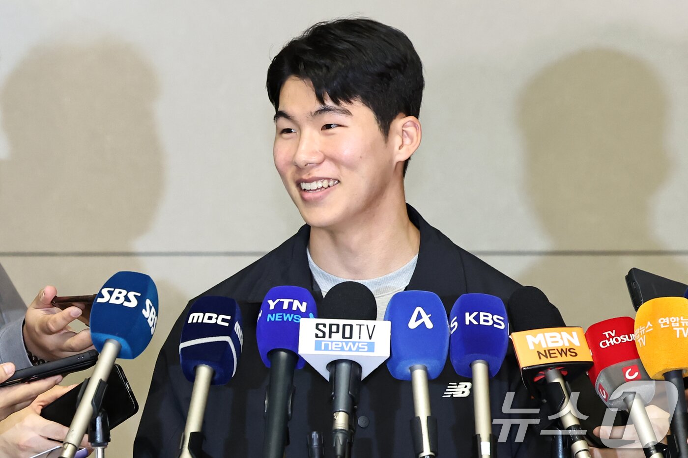 본문 이미지 - 미국 메이저리그(MLB) LA 다저스와 계약을 맺은 내야수 김혜성이 14일 오후 인천국제공항을 통해 출국하며 취재진을 만나 각오를 밝히고 있다. 2025.1.14/뉴스1 ⓒ News1 민경석 기자