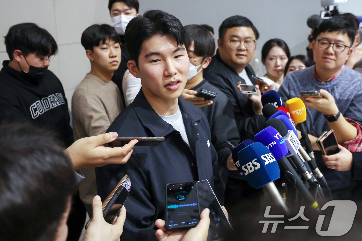 본문 이미지 - 미국 메이저리그&#40;MLB&#41; LA 다저스와 계약을 맺은 내야수 김혜성이 14일 오후 인천국제공항을 통해 출국하며 취재진을 만나 각오를 밝히고 있다. 김혜성은 포스팅 마감 시한을 불과 4시간 앞둔 지난 4일 다저스와 3년 보장 1250만달러, 3+2년 최대 2200만달러&#40;약 324억 원&#41;에 사인했다. 2025.1.14/뉴스1 ⓒ News1 민경석 기자
