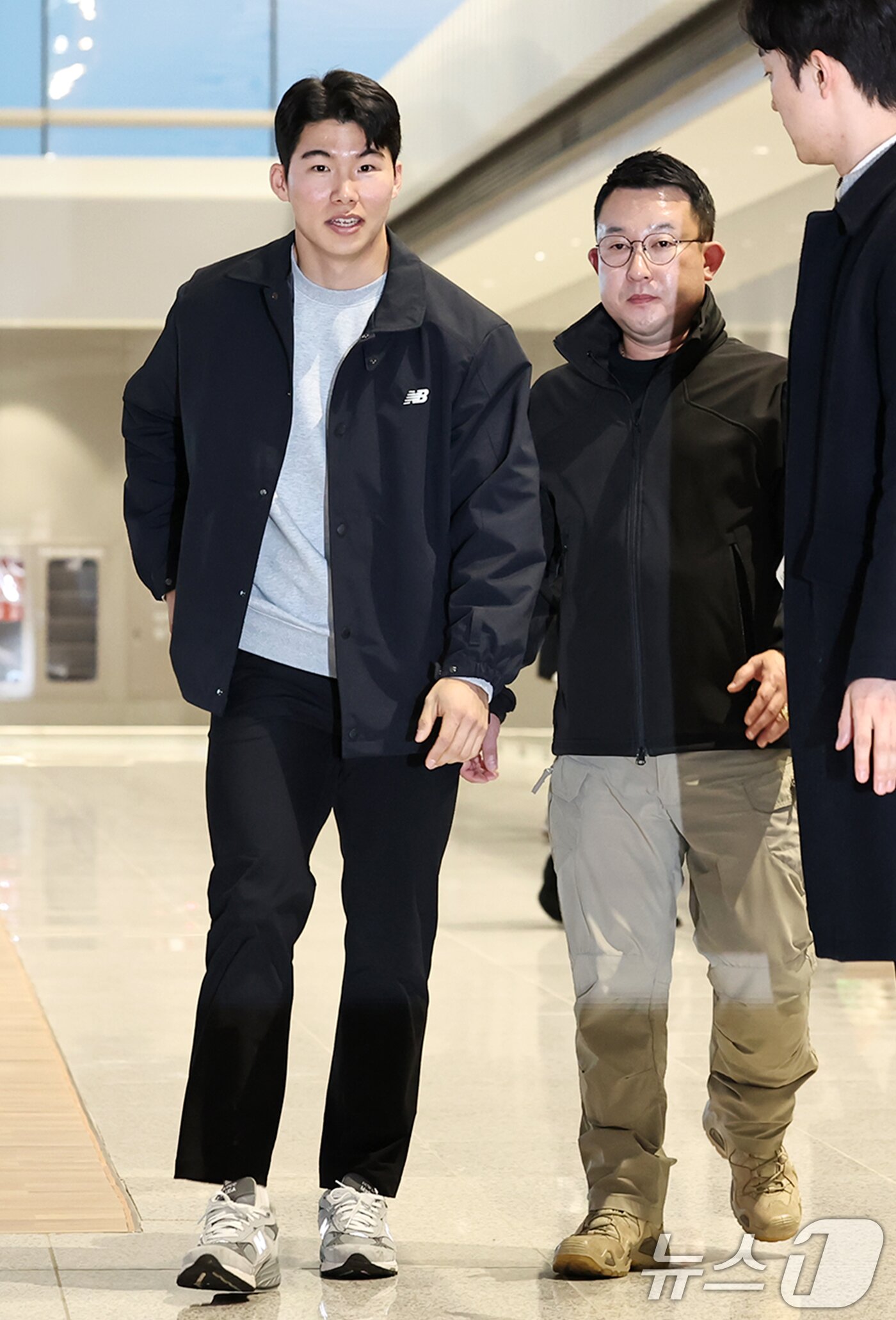 본문 이미지 - 미국 메이저리그&#40;MLB&#41; LA 다저스와 계약을 맺은 내야수 김혜성이 14일 오후 인천국제공항을 통해 출국하고 있다. 2025.1.14/뉴스1 ⓒ News1 민경석 기자