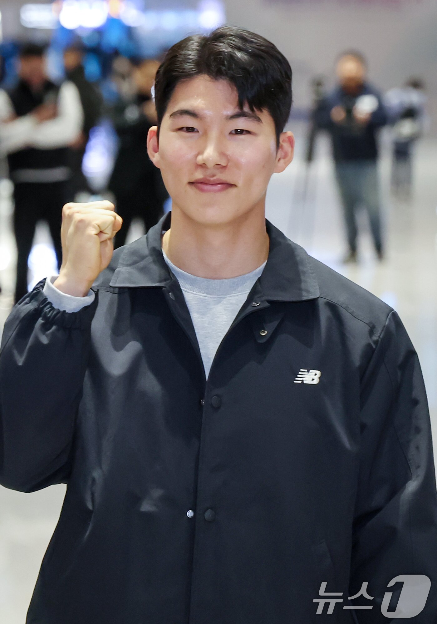 본문 이미지 - 미국 메이저리그&#40;MLB&#41; LA 다저스와 계약을 맺은 내야수 김혜성이 14일 오후 인천국제공항을 통해 출국하며 파이팅 포즈를 취하고 있다. 2025.1.14/뉴스1 ⓒ News1 민경석 기자