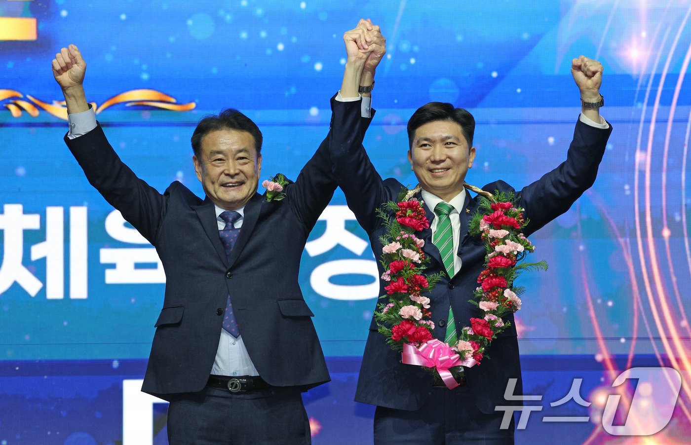 본문 이미지 - 14일 오후 서울 송파구 올림픽공원 올림픽홀에서 열린 제42대 대한체육회장선거에서 당선된 유승민 후보(오른쪽)가 김대년 선거운영위원장과 손을 들어보이고 있다. 2025.1.14/뉴스1 ⓒ News1 장수영 기자