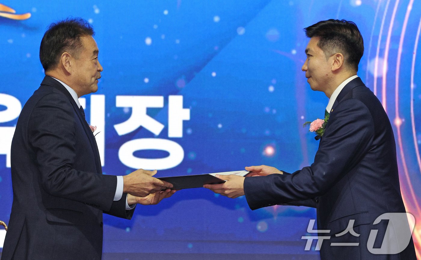 본문 이미지 - 14일 오후 서울 송파구 올림픽공원 올림픽홀에서 열린 제42대 대한체육회장선거에서 당선된 유승민 후보&#40;오른쪽&#41;가 김대년 선거운영위원장으로부터 당선증을 받고 있다. 2025.1.14/뉴스1 ⓒ News1 장수영 기자