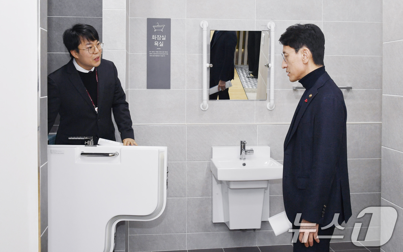 (서울=뉴스1) 김진환 기자 = 김윤상 기획재정부 차관이 14일 강원 원주시 소재 국민건강보험공단 건강보험 고령친화연구센터를 시찰하며 고령인구 보조기구 관련 관계자의 설명을 듣고 …