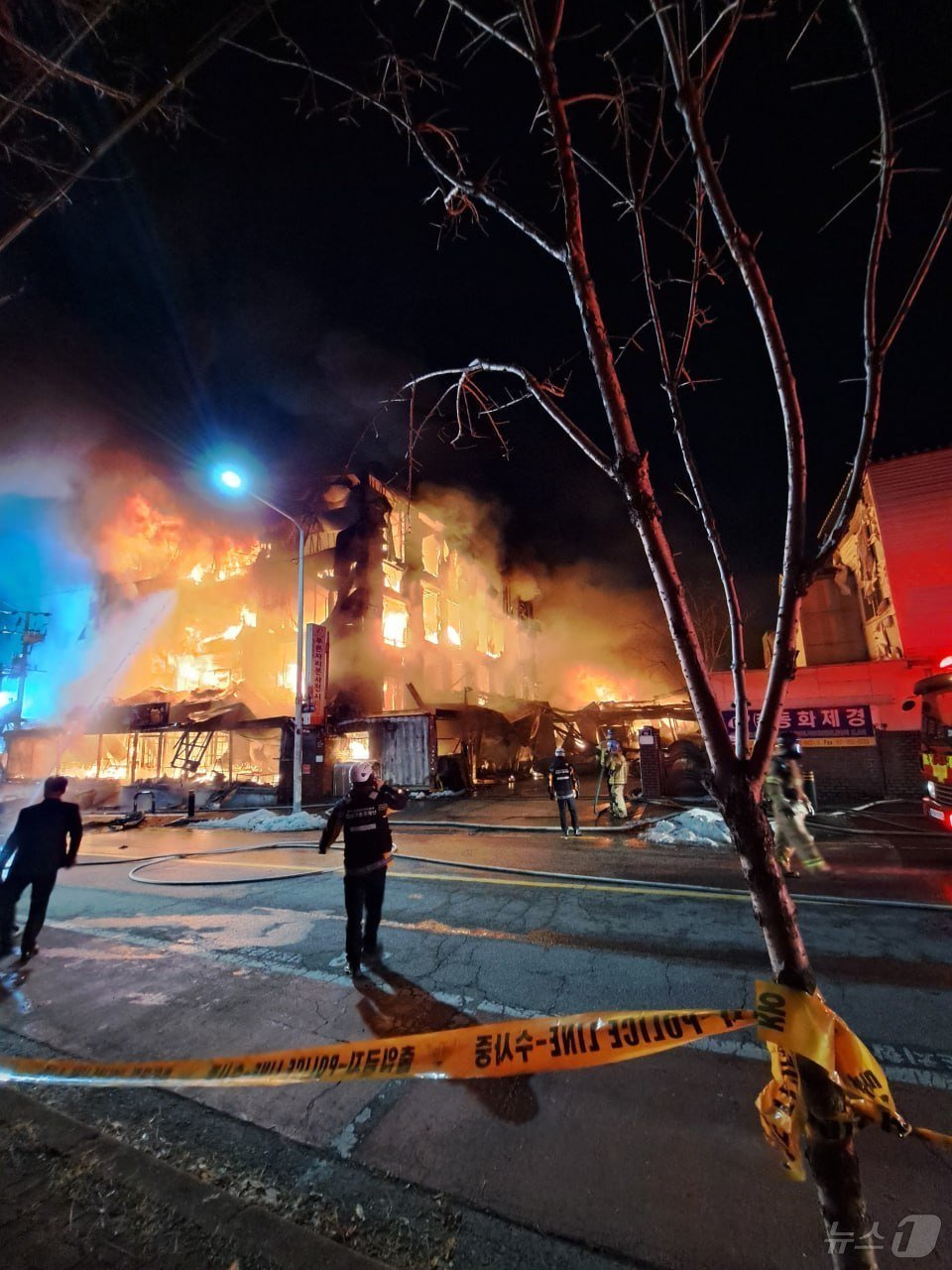 본문 이미지 -  경기 의정부시 용현동 공장 화재(의정부소방서 제공)/뉴스1