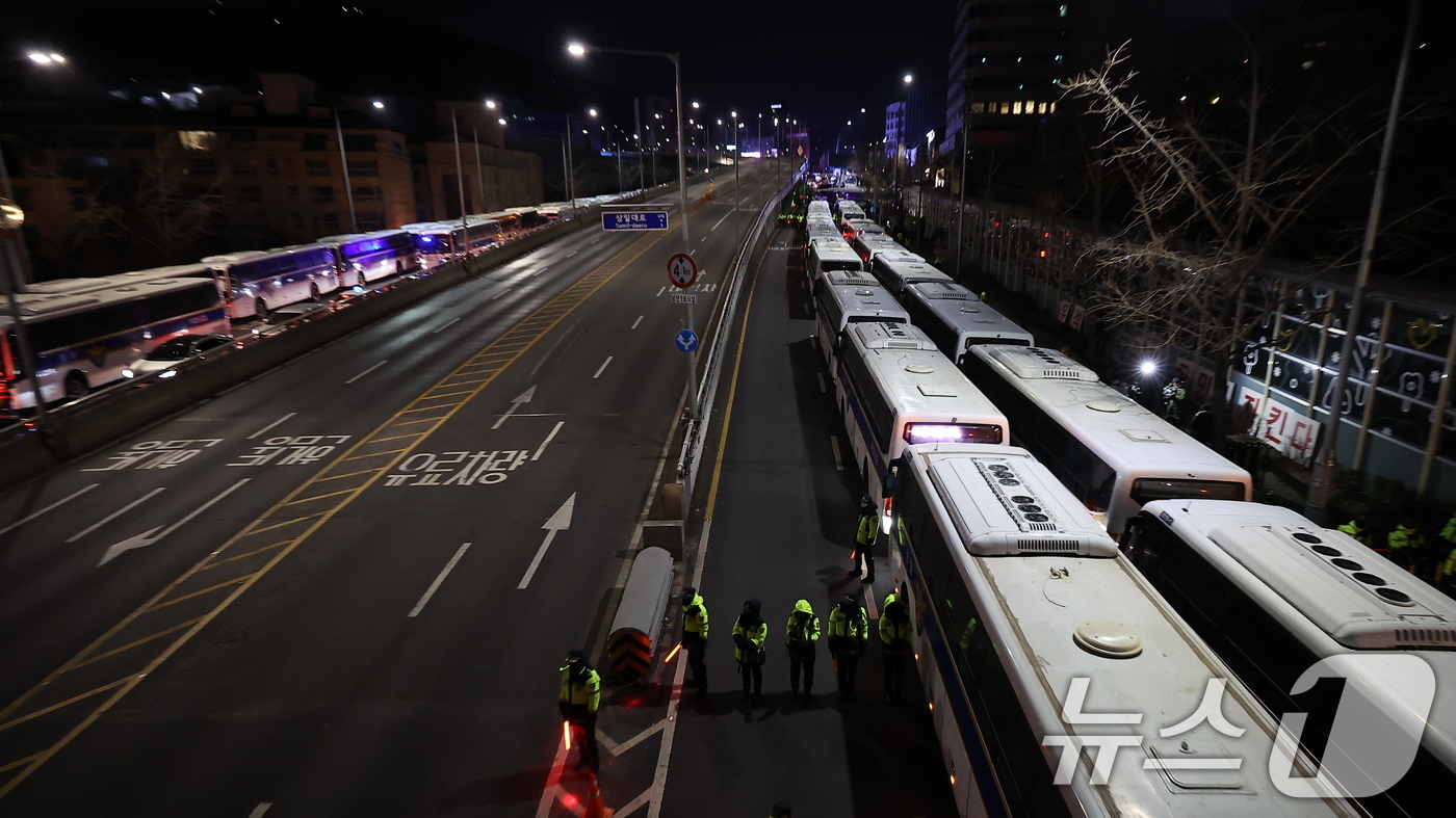 (서울=뉴스1) 김진환 기자 = 고위공직자범죄수사처(공수처)가 윤석열 대통령 2차 체포영장 집행에 나선 15일 오전 서울 용산구 대통령 관저 입구에 경찰 기동대 버스가 줄지어 서 …