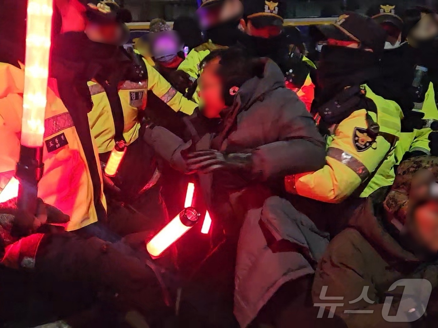(서울=뉴스1) 장시온 기자 = 14일 오후 11시 30분쯤 서울 용산구 한남동 대통령 관저 인근에서 윤석열 대통령 지지자들과 경찰 간 충돌이 빚어지고 있다. 2025.01.15/ …