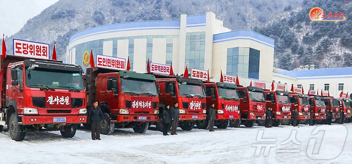 (평양 노동신문=뉴스1) = 북한 노동당 기관지 노동신문은 15일 "자강도의 일꾼들과 근로자들이 질 좋은 거름과 농기구를 실을 화물차들을 타고 농장벌에 나가 농업근로자들을 고무해줬 …